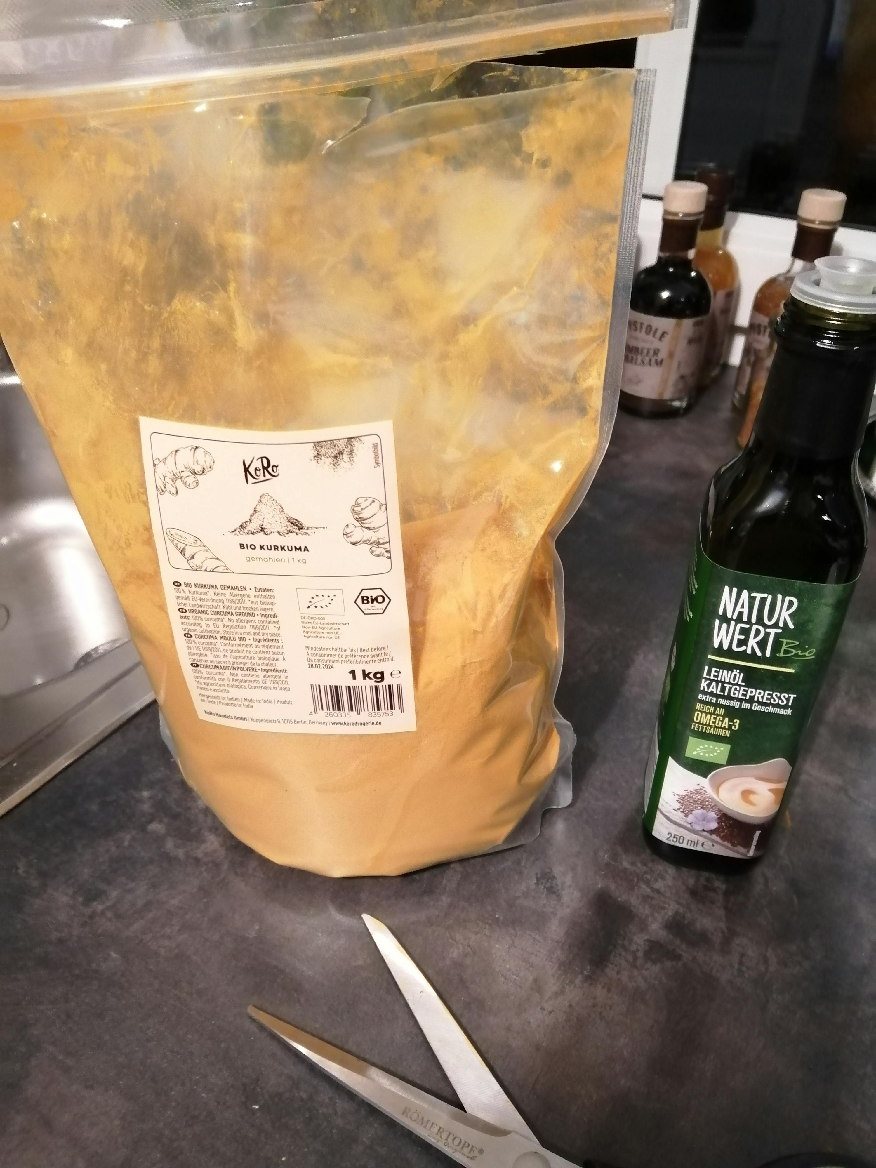 eine Flasche natur wert steht neben einem Haufen Gewürzen