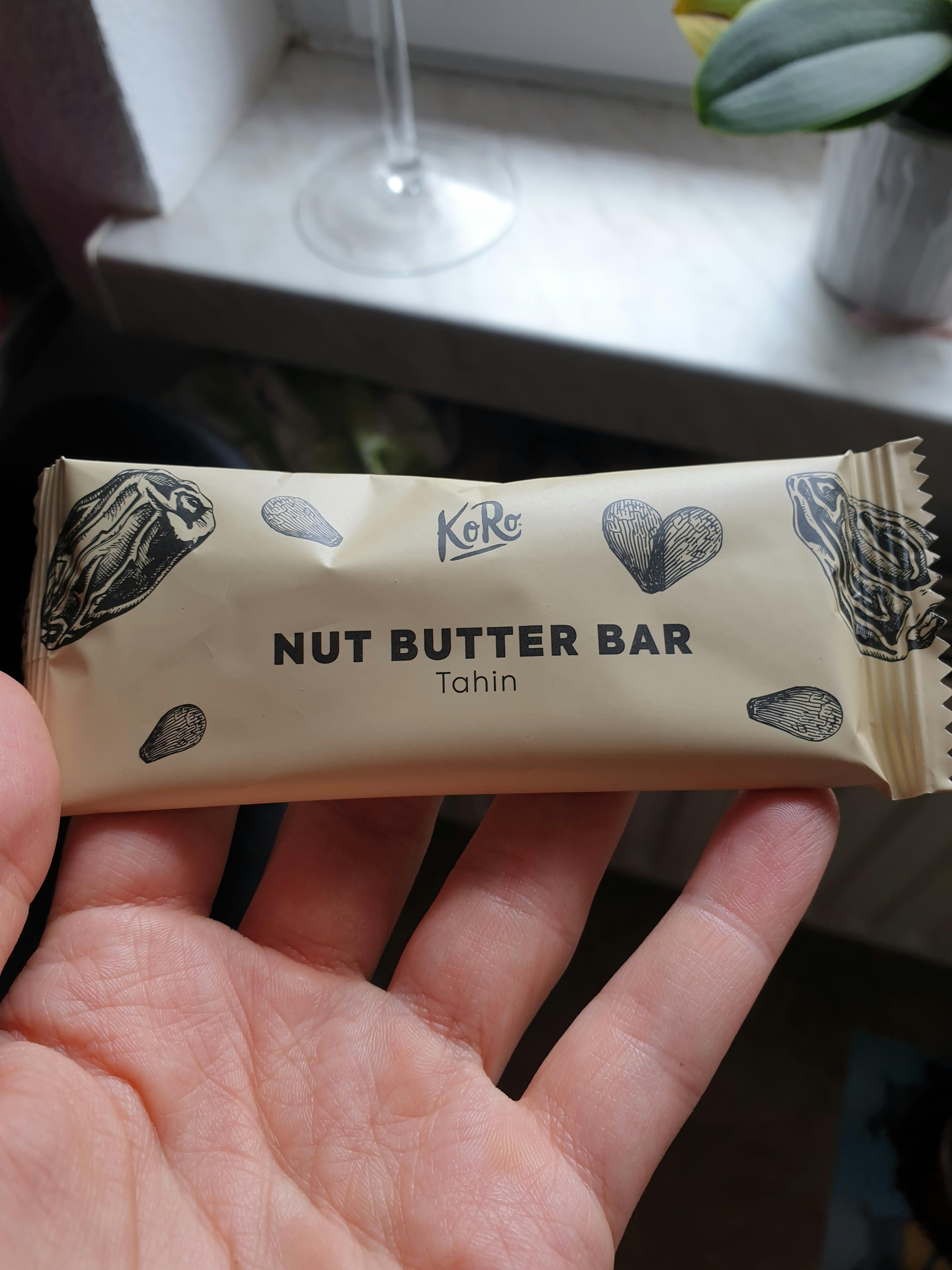 une personne tient une barre de beurre de noix à la main