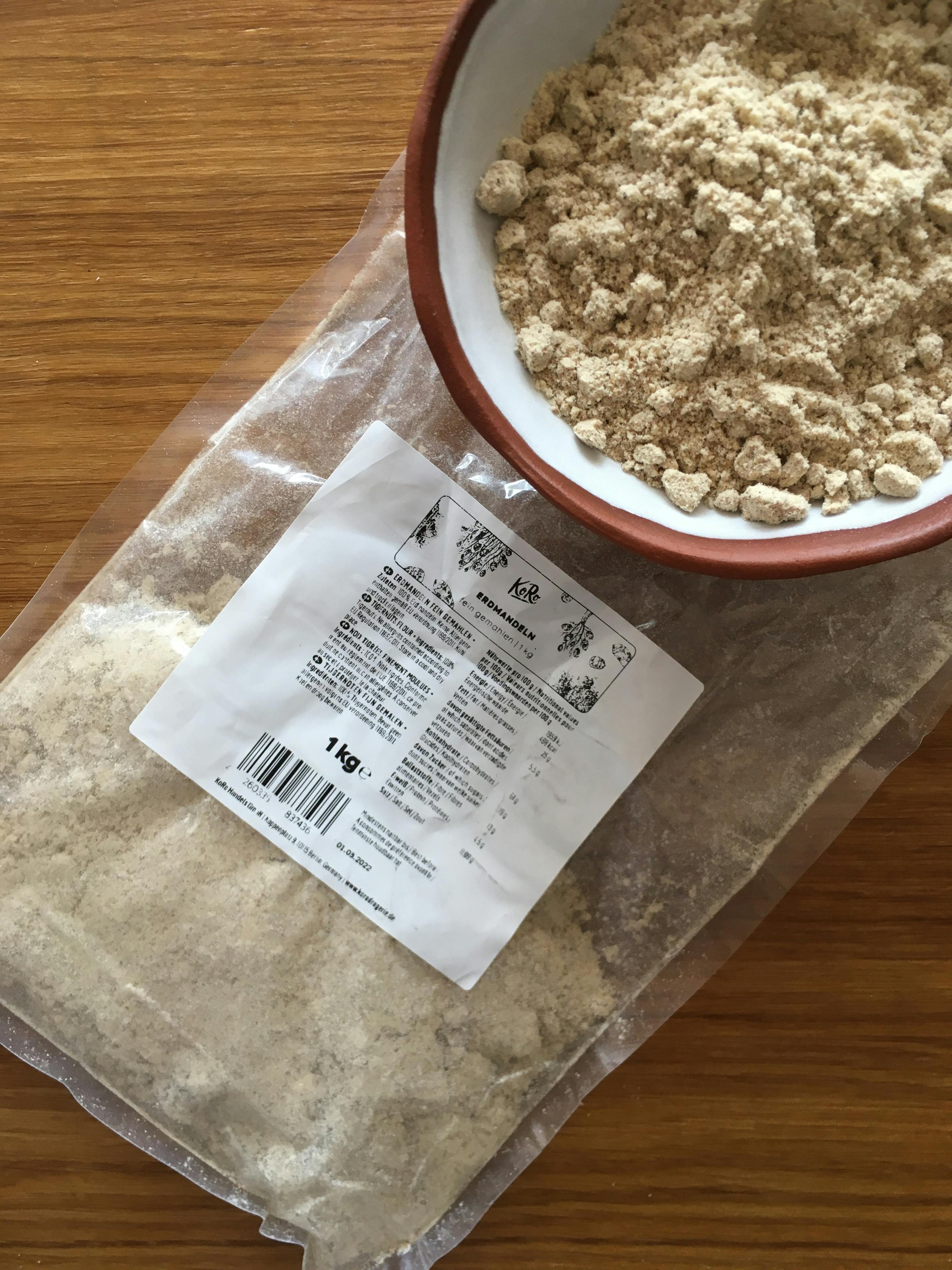 un sac de farine est posé à côté d' un bol de farine