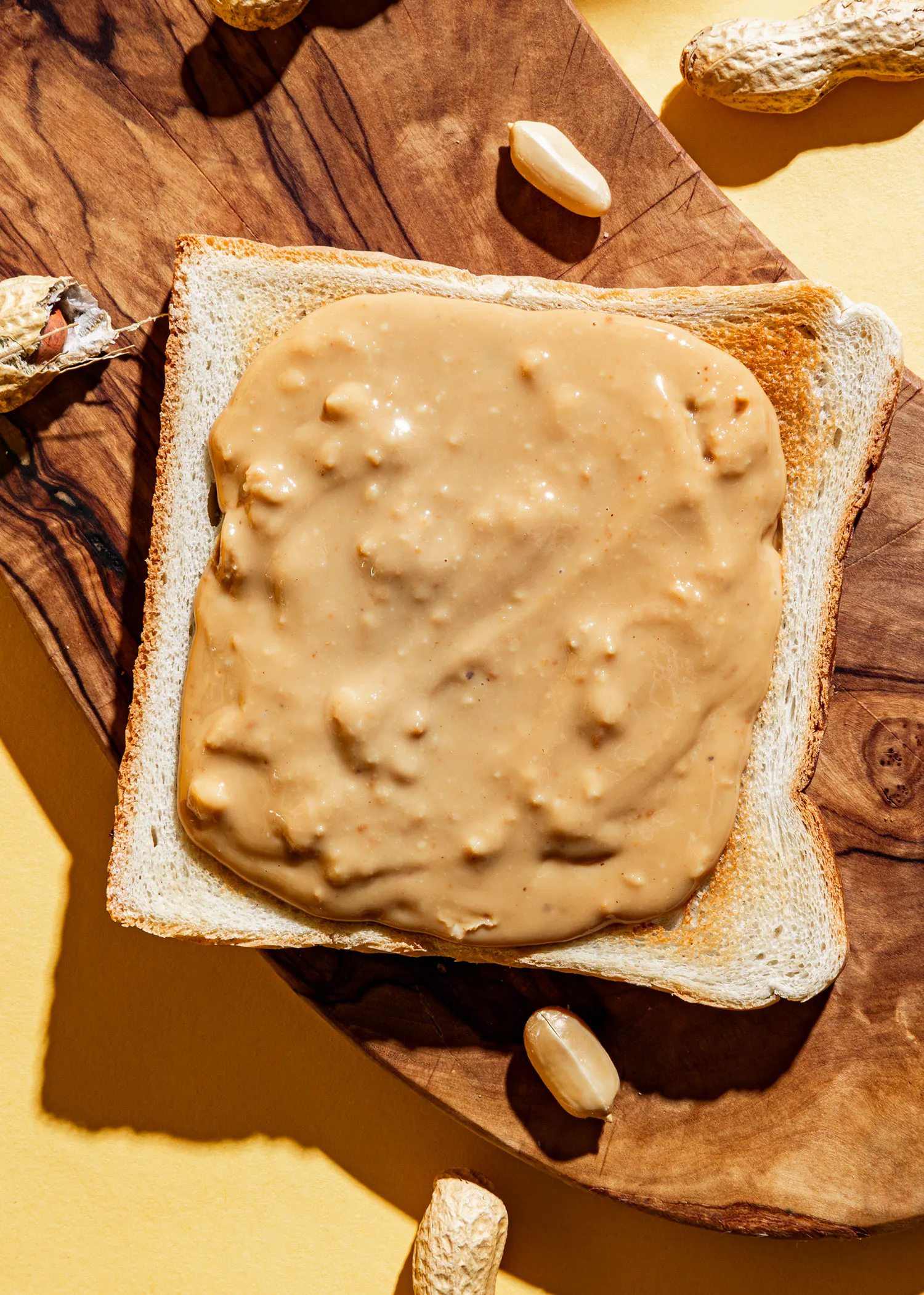 une tranche de pain avec de la beurre d' arachide sur elle