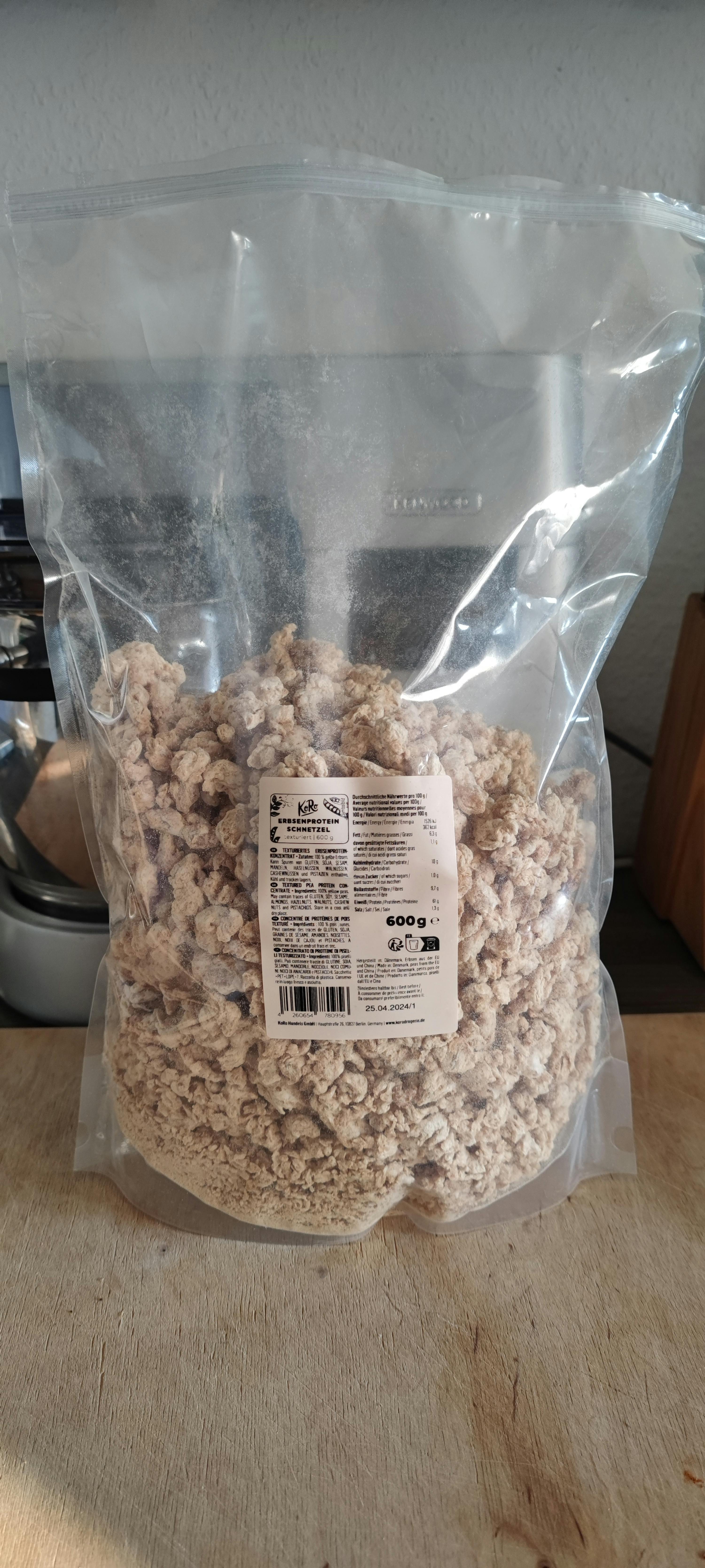 ein Plastikbeutel mit einem Etikett auf der Rückseite steht auf einem Holztisch