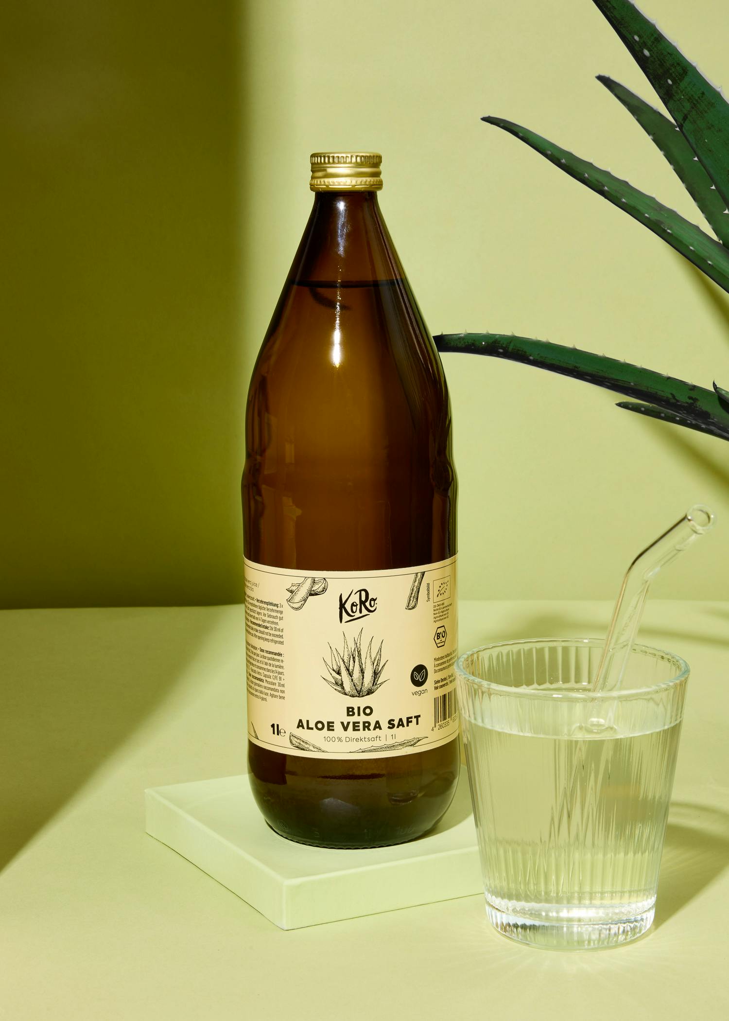 une bouteille d' aloe vera bio à côté d' un verre d' eau