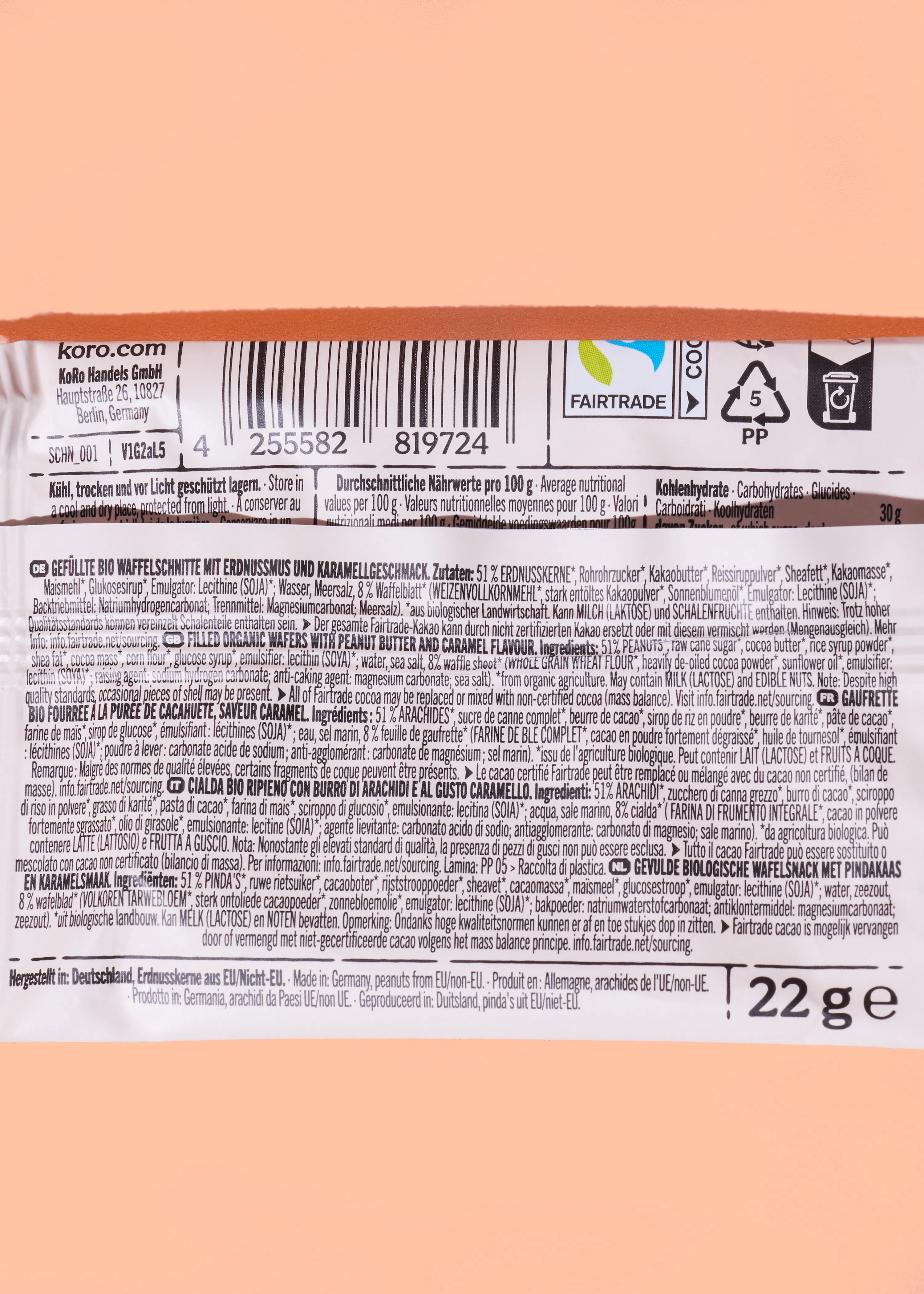etichetta di un prodotto alimentare biologico, una cialda ripiena al burro di arachidi e caramello, con logo fairtrade, informazioni nutrizionali e ingredienti in diverse lingue, peso 22g.