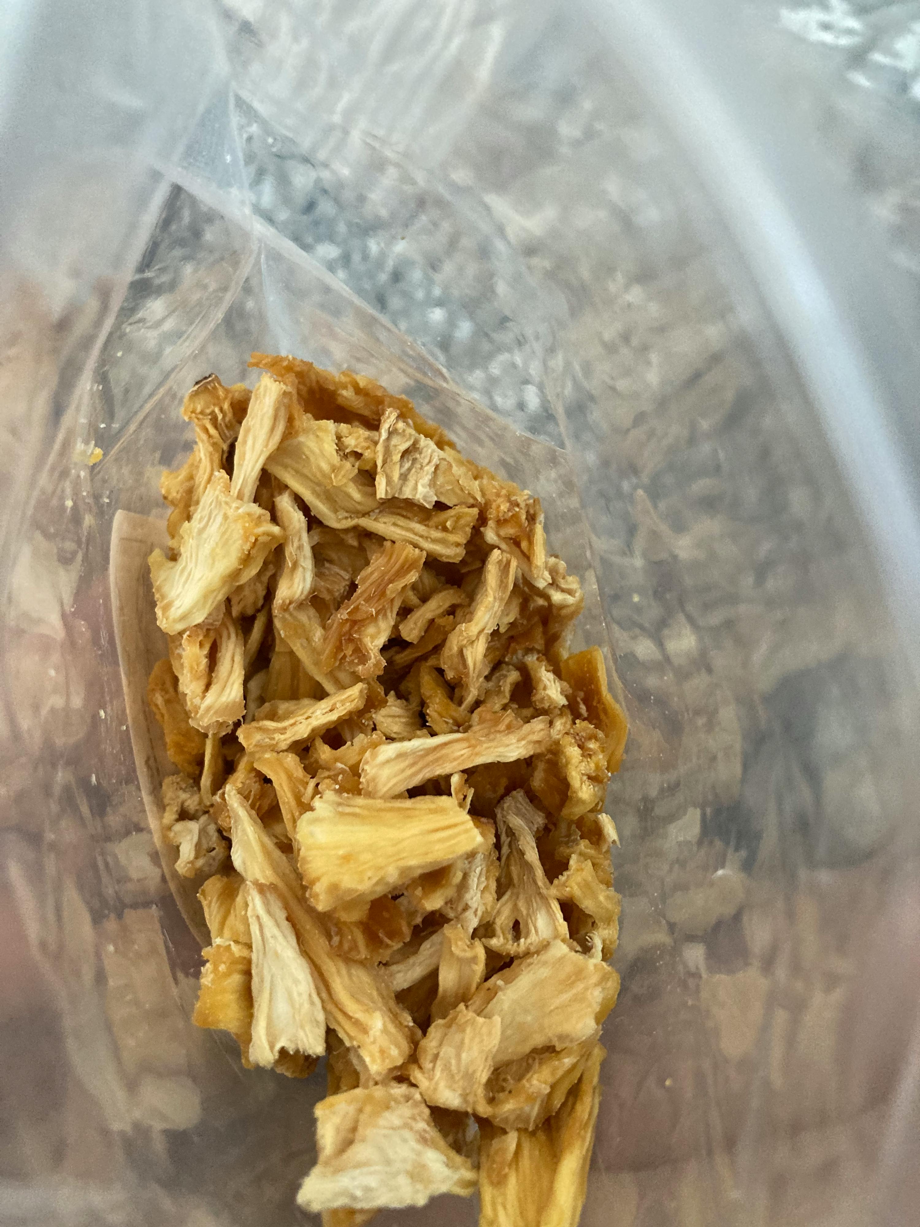 un sacchetto di plastica pieno di piccoli pezzi di cibo