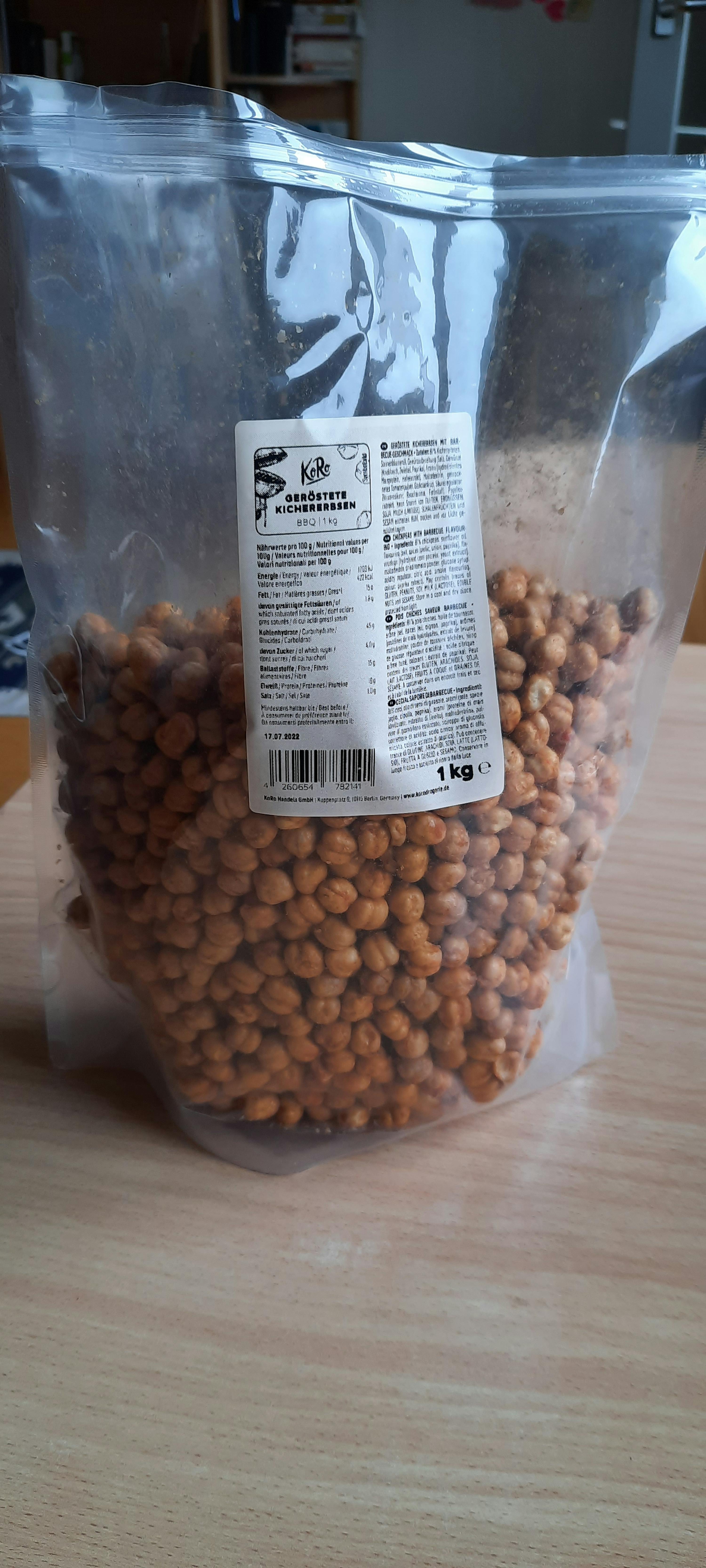 a bag of chickpeas has a label that says 1 kg