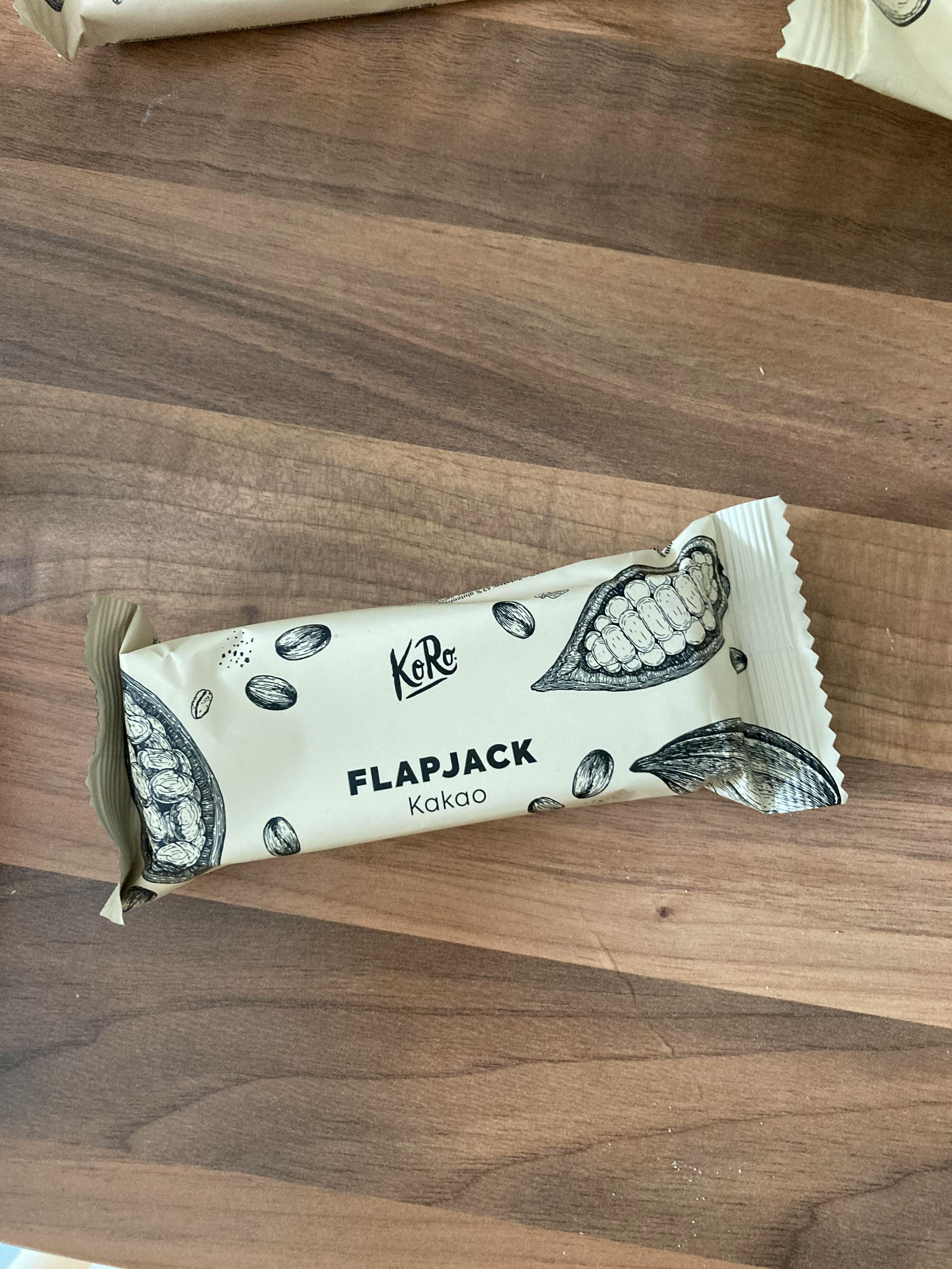 une barre de chocolat flapjack est assise sur une table en bois