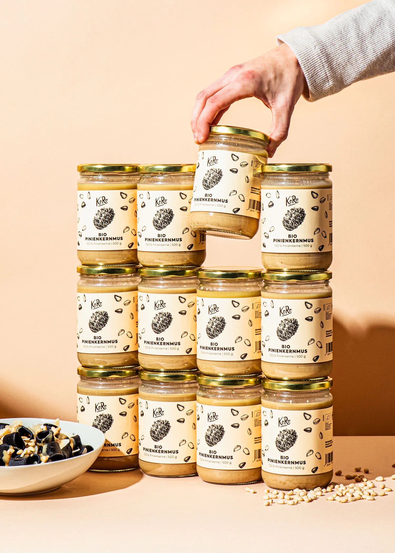 un tas de bocaux empilés les uns sur les autres avec des étiquettes blanches