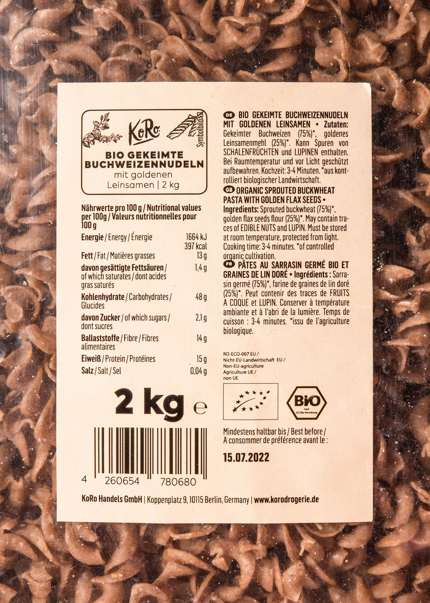 die Rückseite einer Schachtel Nudeln mit goldenen Leinsamen