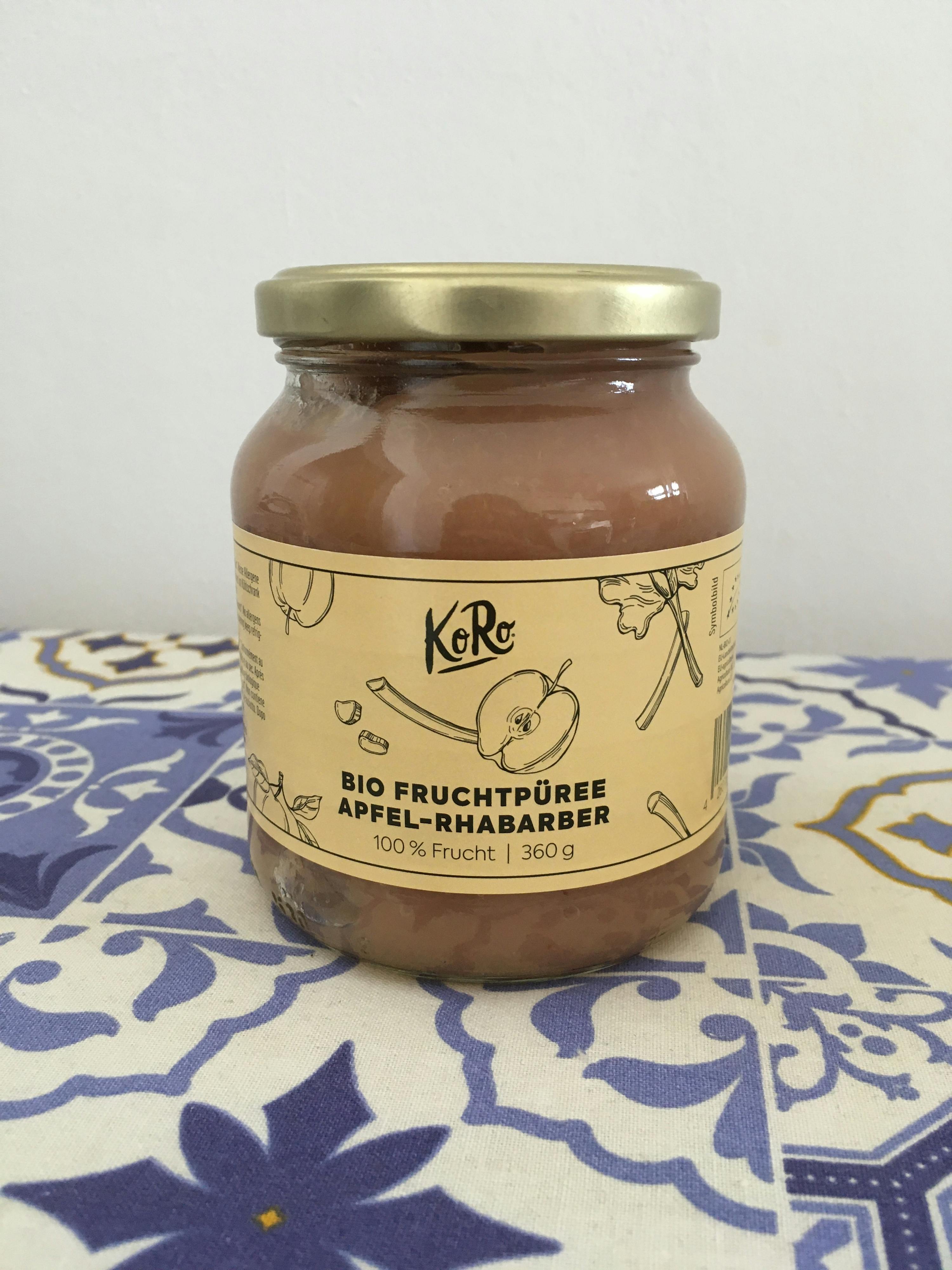 un barattolo di marmellata di mele è seduto su un tavolo