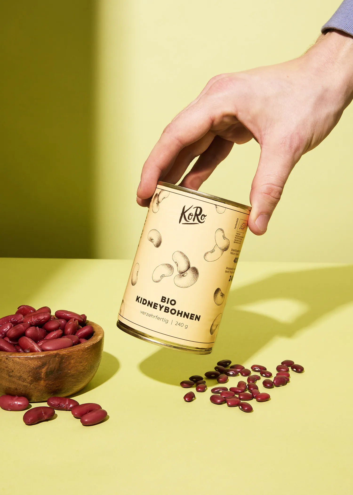 une personne tient une boîte de kidney bohnen bio