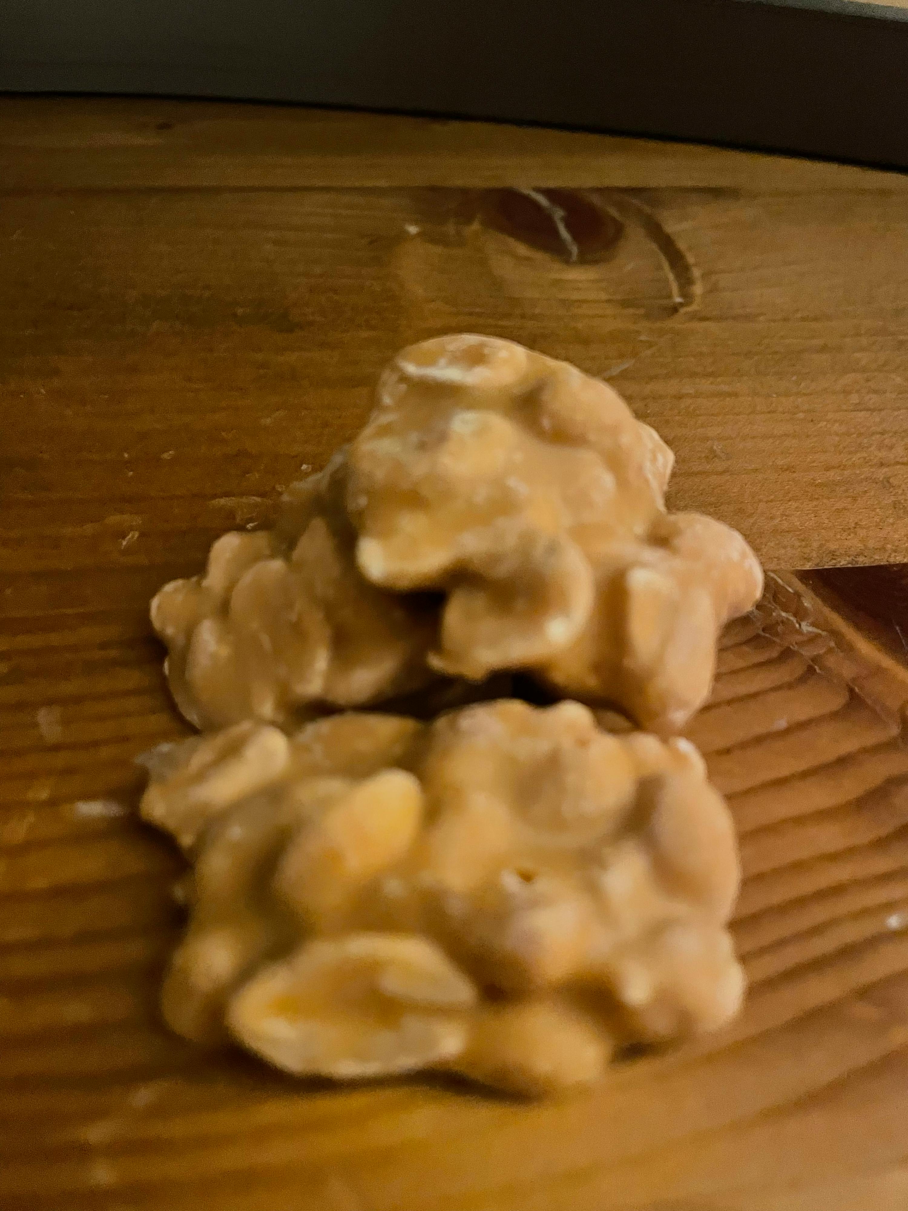 un primo piano di due peanut brittle su un tavolo di legno