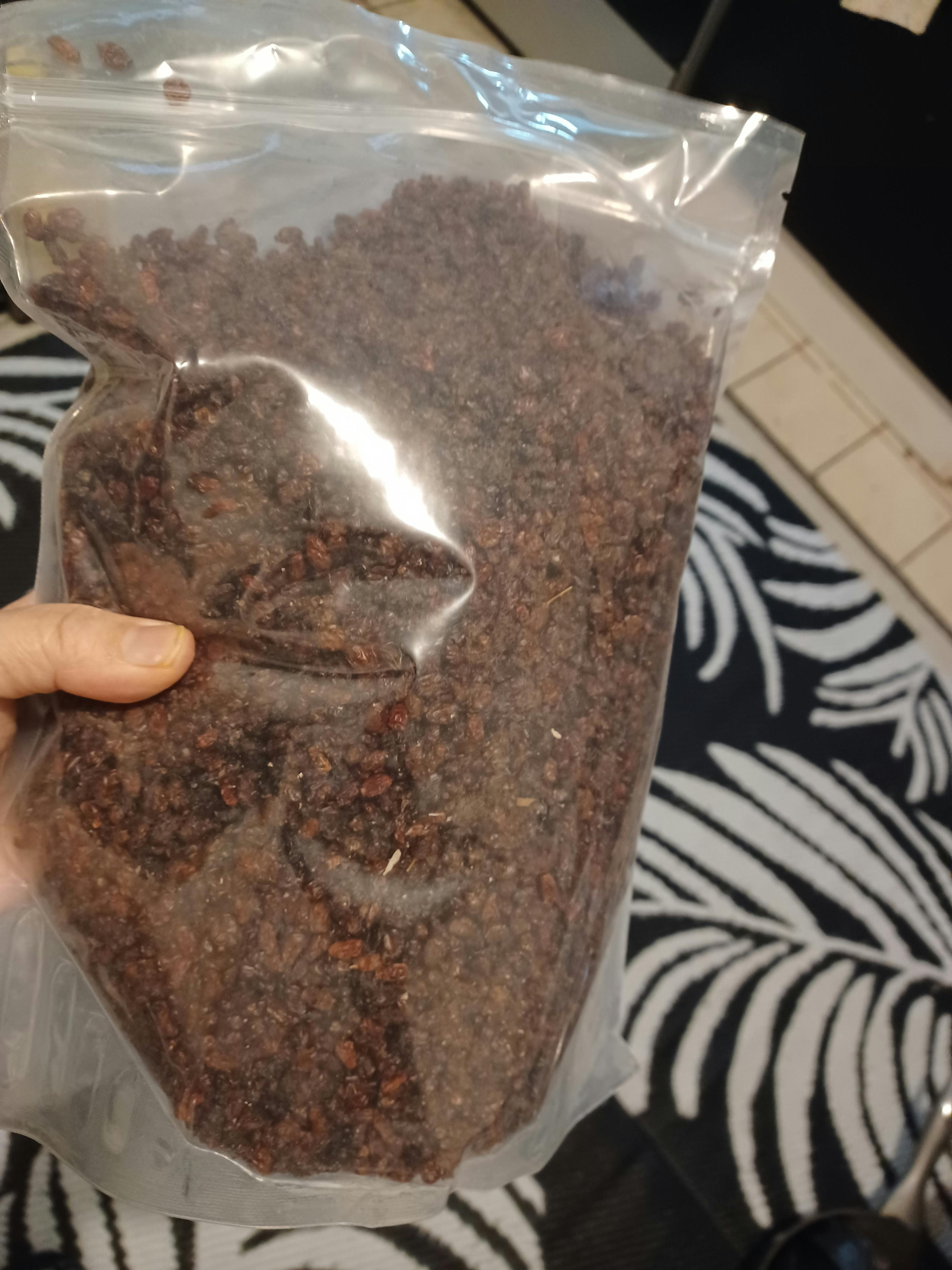 una persona tiene in mano un sacchetto di cibo marrone su un tappeto zebrato