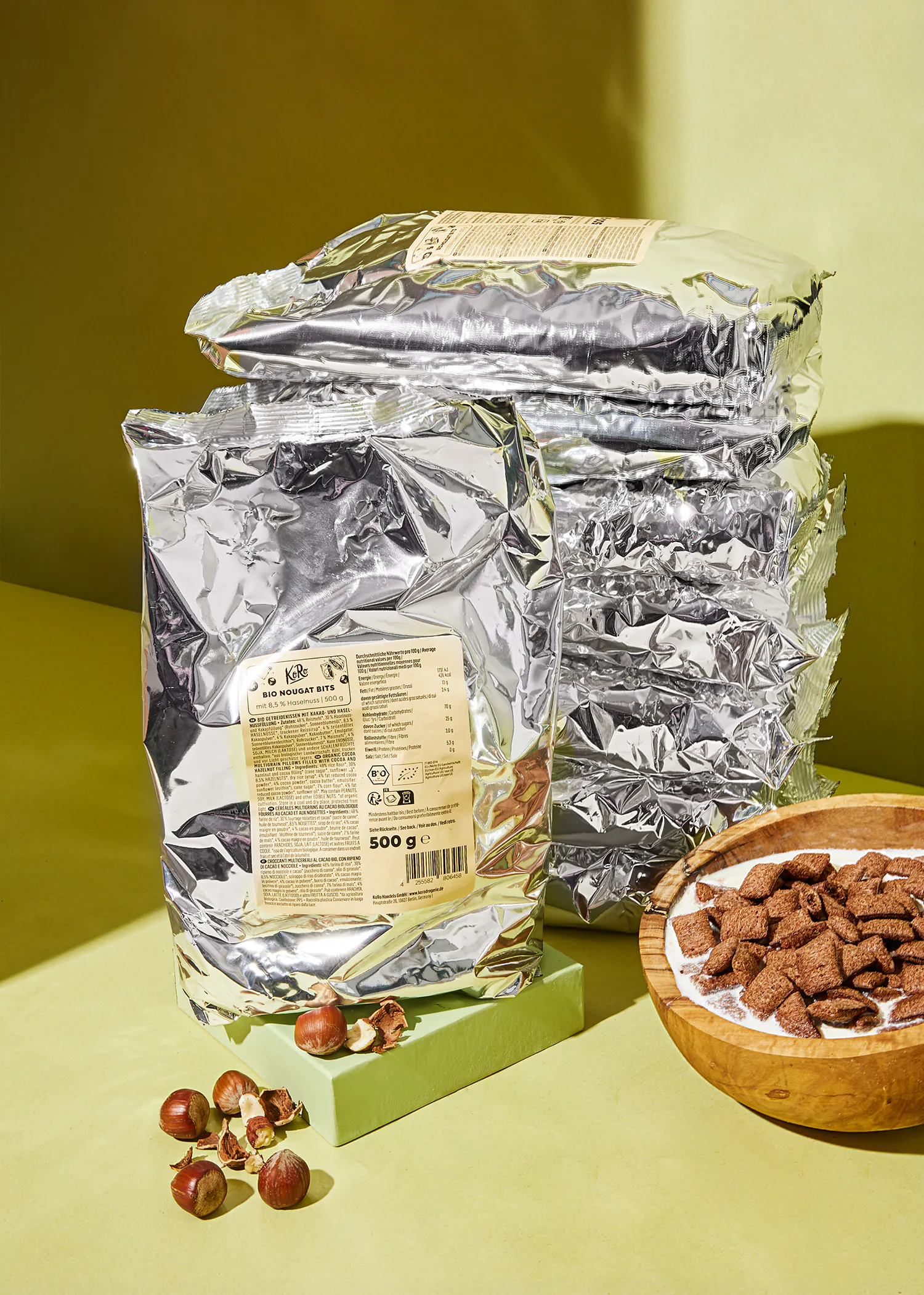 una pila di sacchetti di cioccolato e una ciotola di castagne su un tavolo