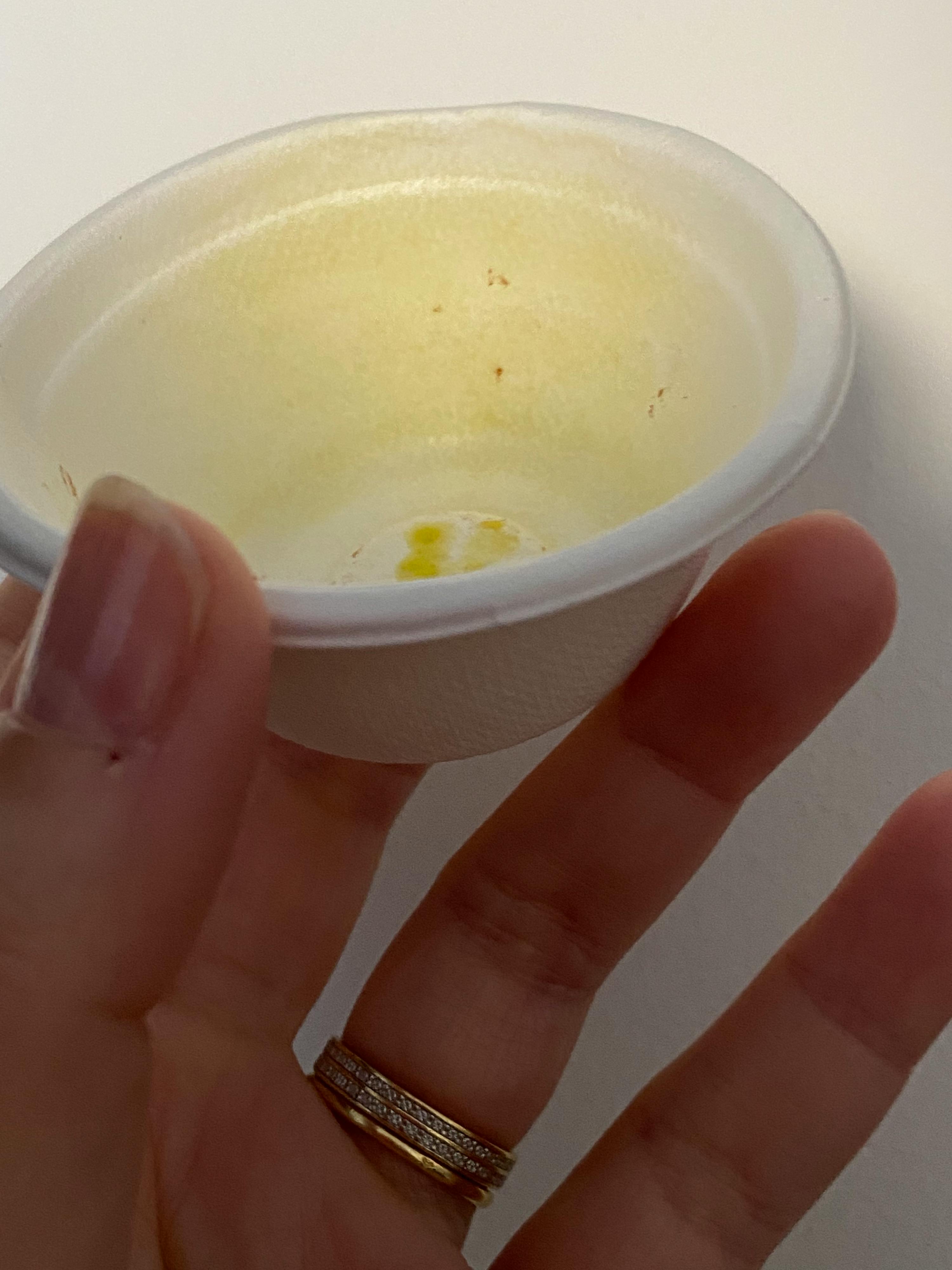 un primo piano di una persona che tiene in mano un piatto di carta