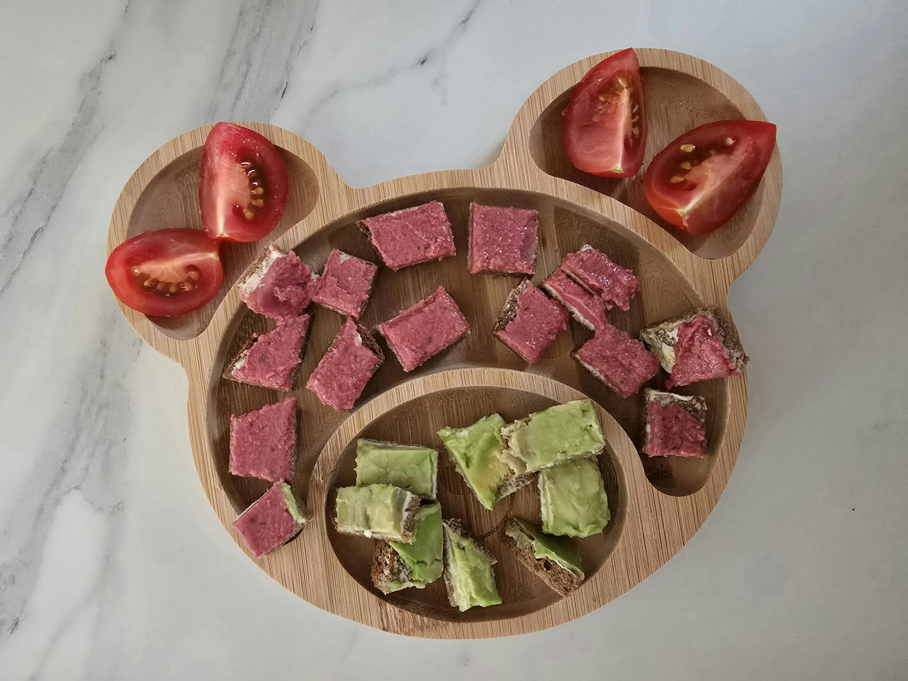 ein Teddy-Teller mit verschiedenen Lebensmitteln und Tomaten