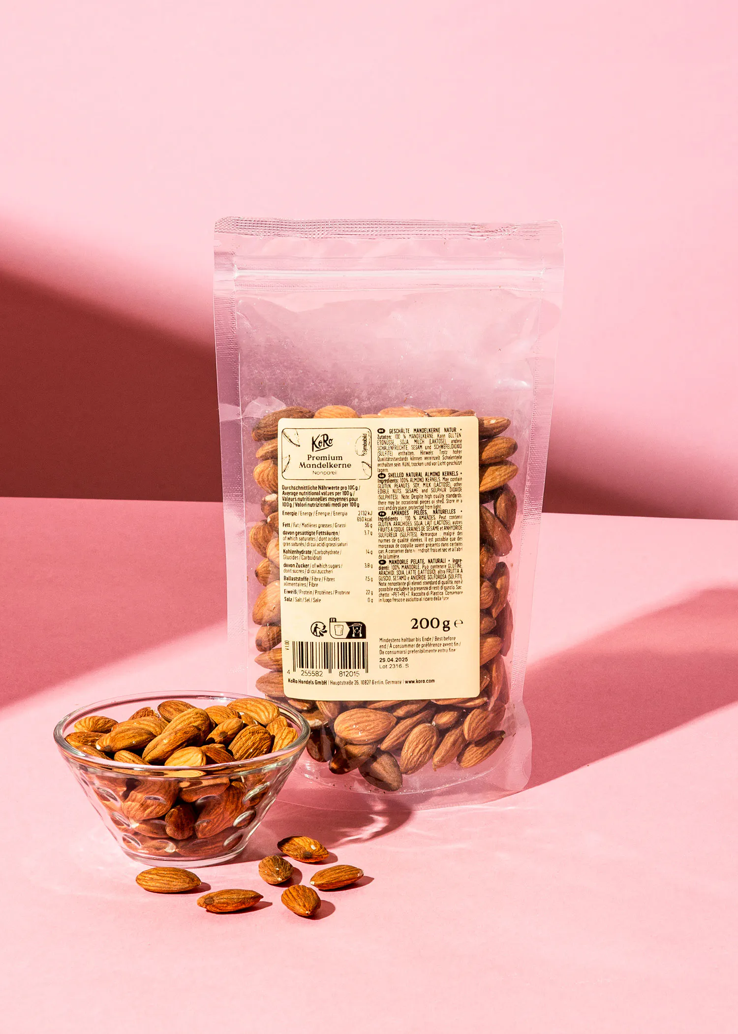 eine Tüte Mandeln steht neben einer Glasschüssel mit Mandeln