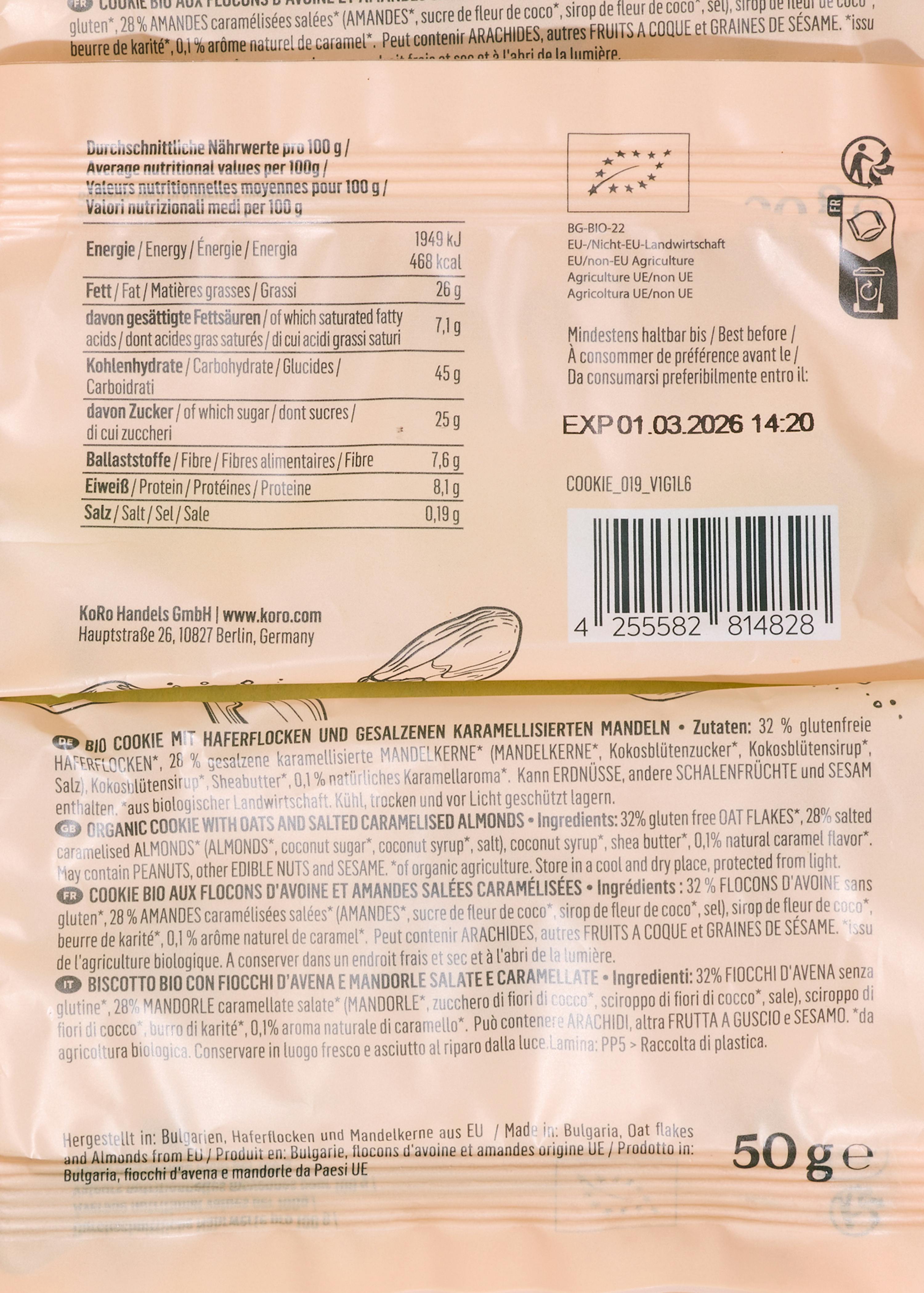 una confezione di biscotti con fiocchi d' avena e mandorle salate