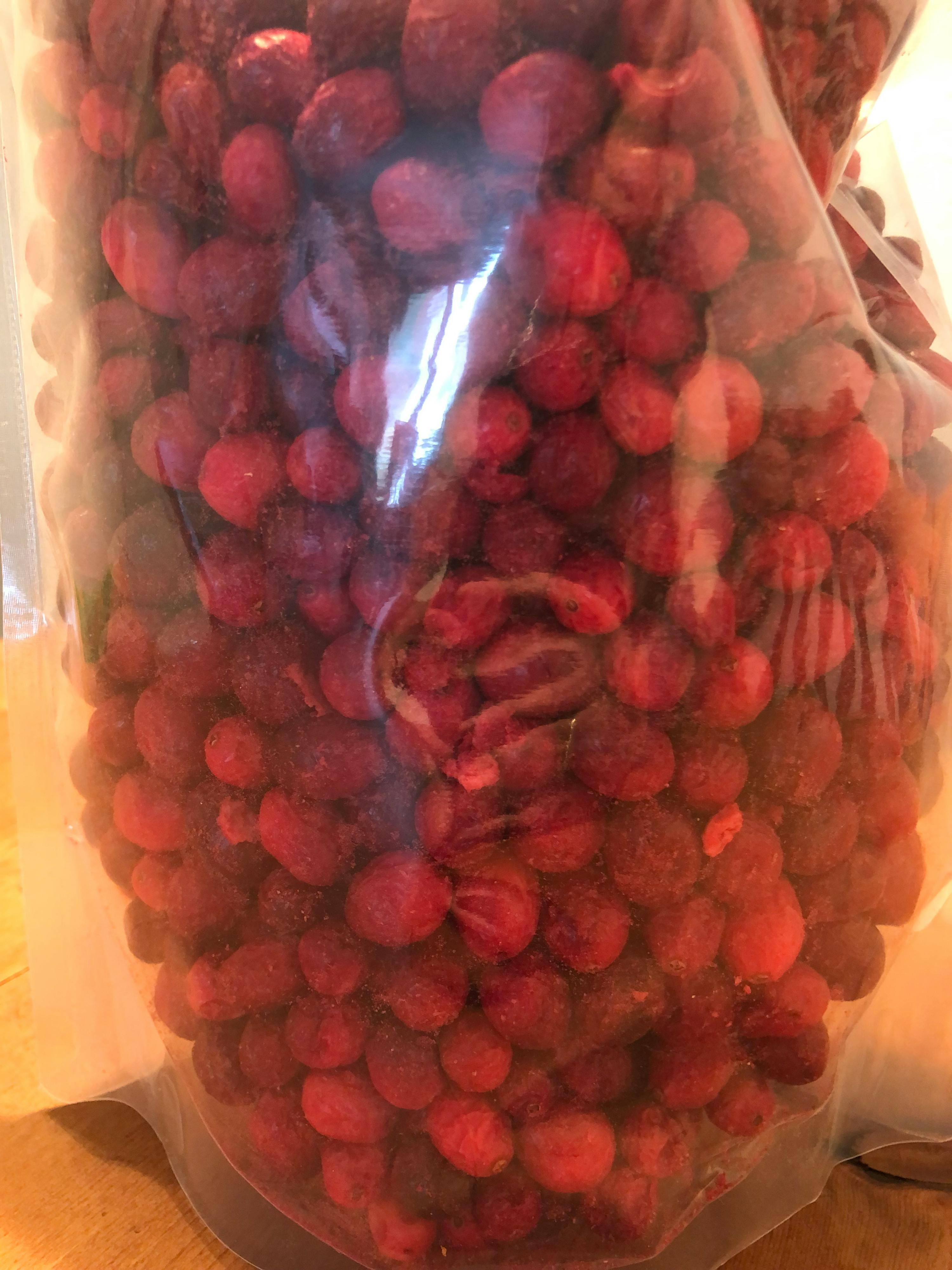 eine Nahaufnahme eines Plastikbeutels mit roten Beeren