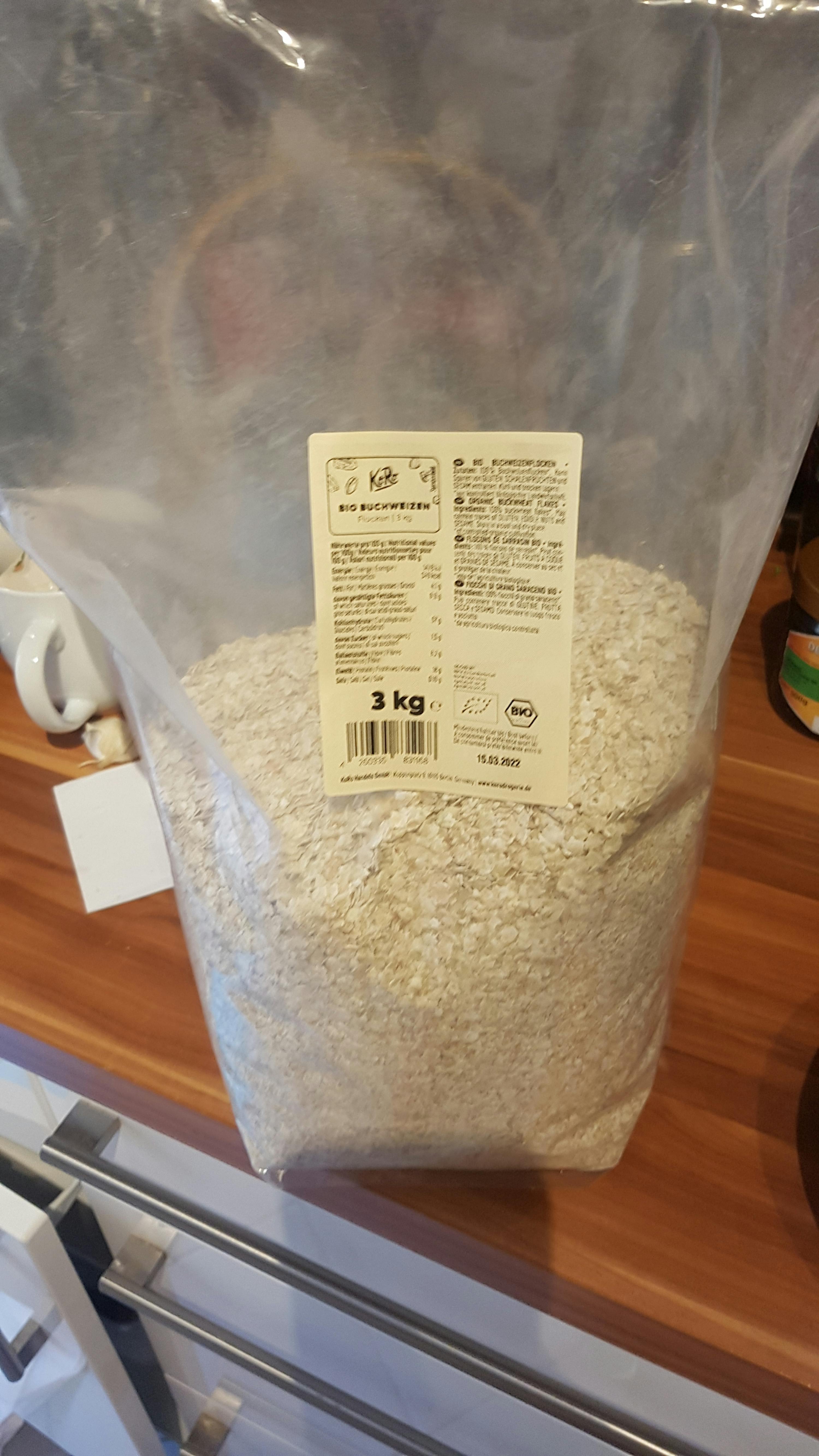 un sacchetto di farina d' avena è seduto su un tavolo di legno