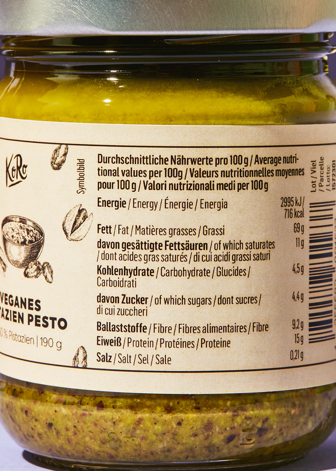 l' arrière d' un bocal de pesto végétalien avec des valeurs nutritionnelles