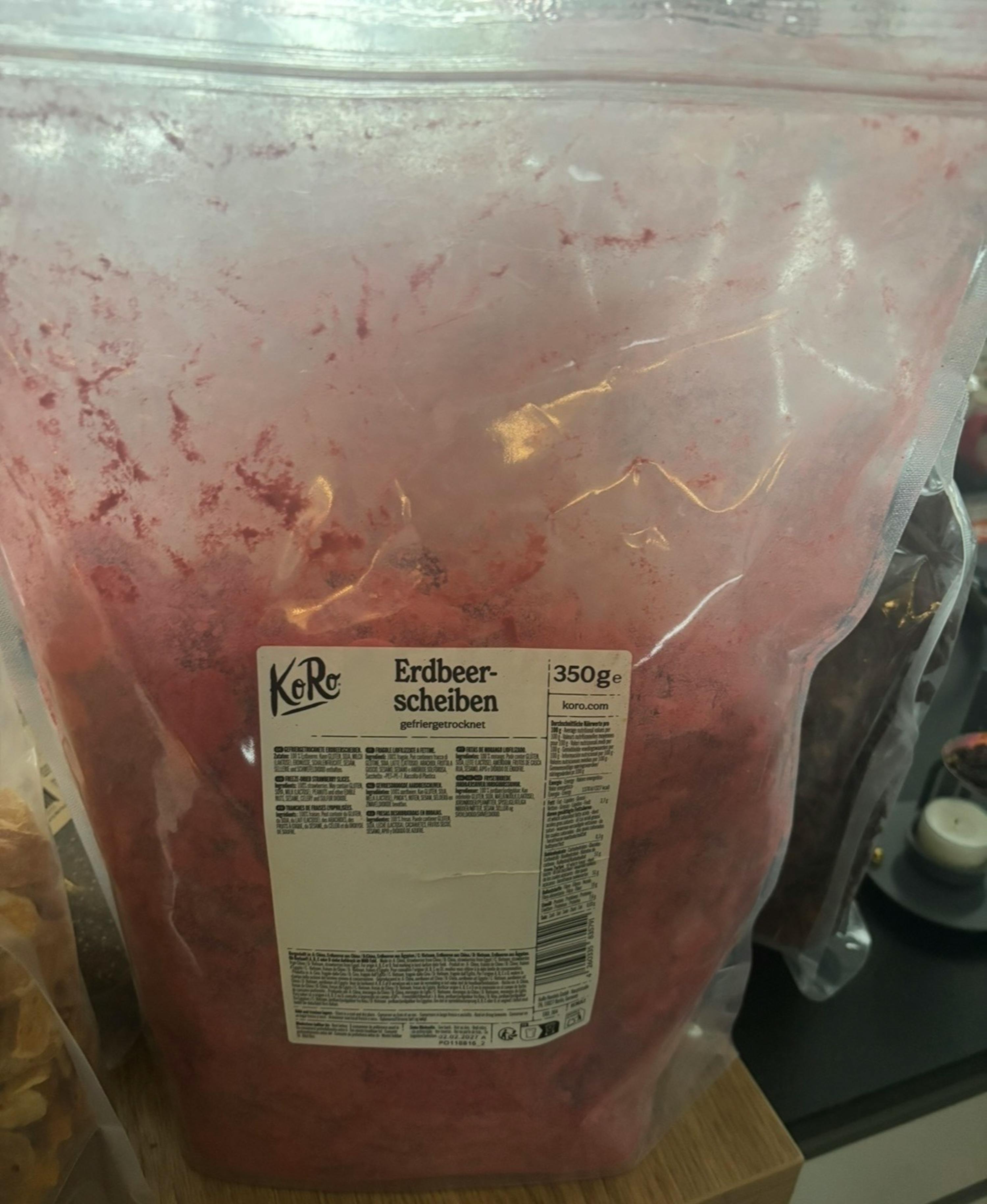 un sacchetto trasparente di fragole liofilizzate koro da 350g.