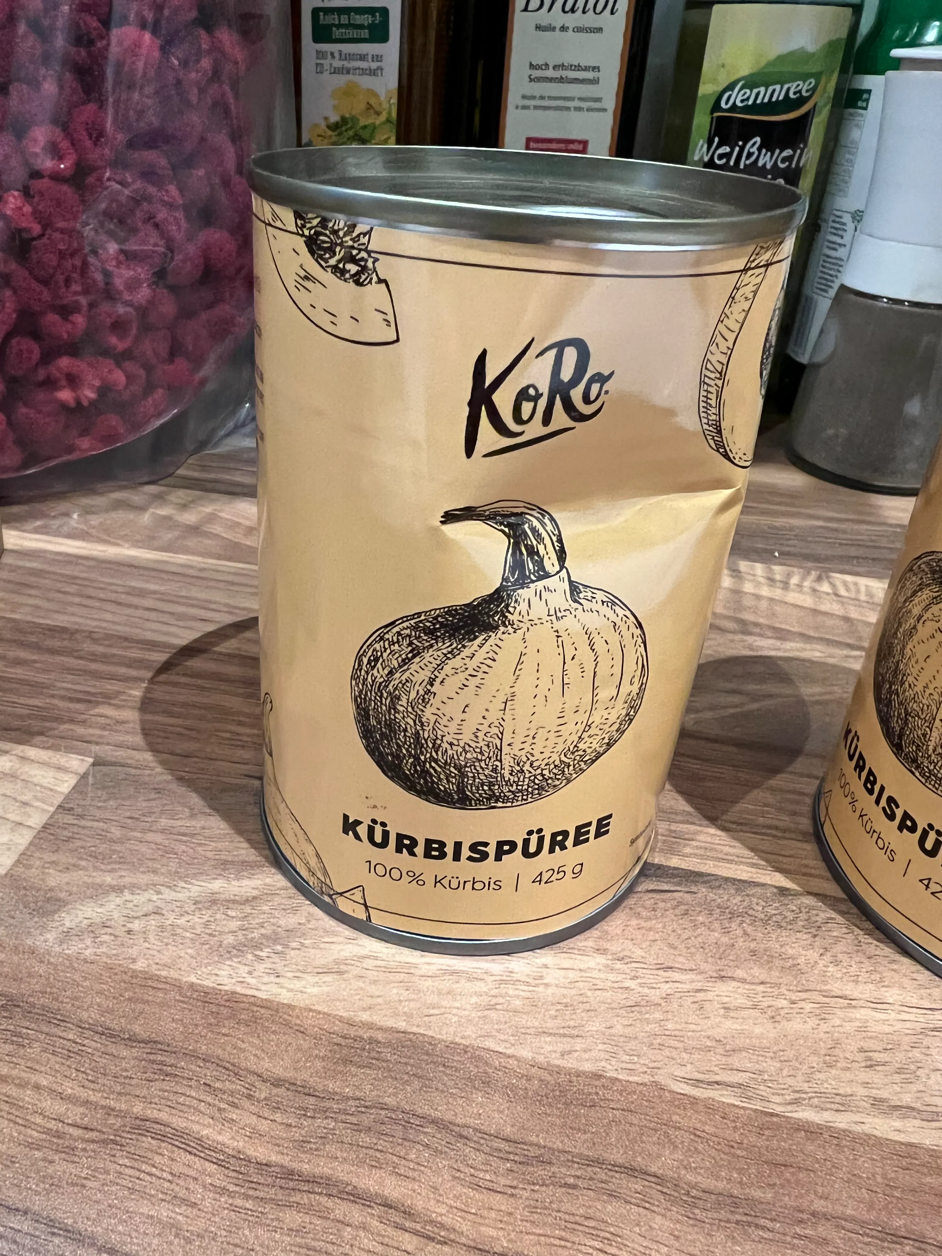 eine Dose Kürbispüree auf einem Holztisch