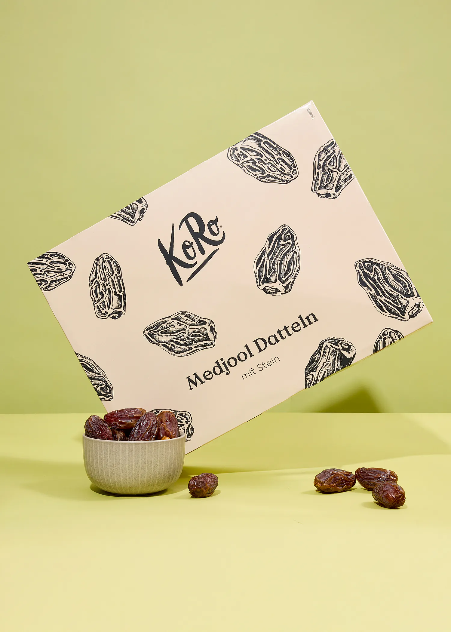 una caja de medjool datteln con un cuenco de datteln