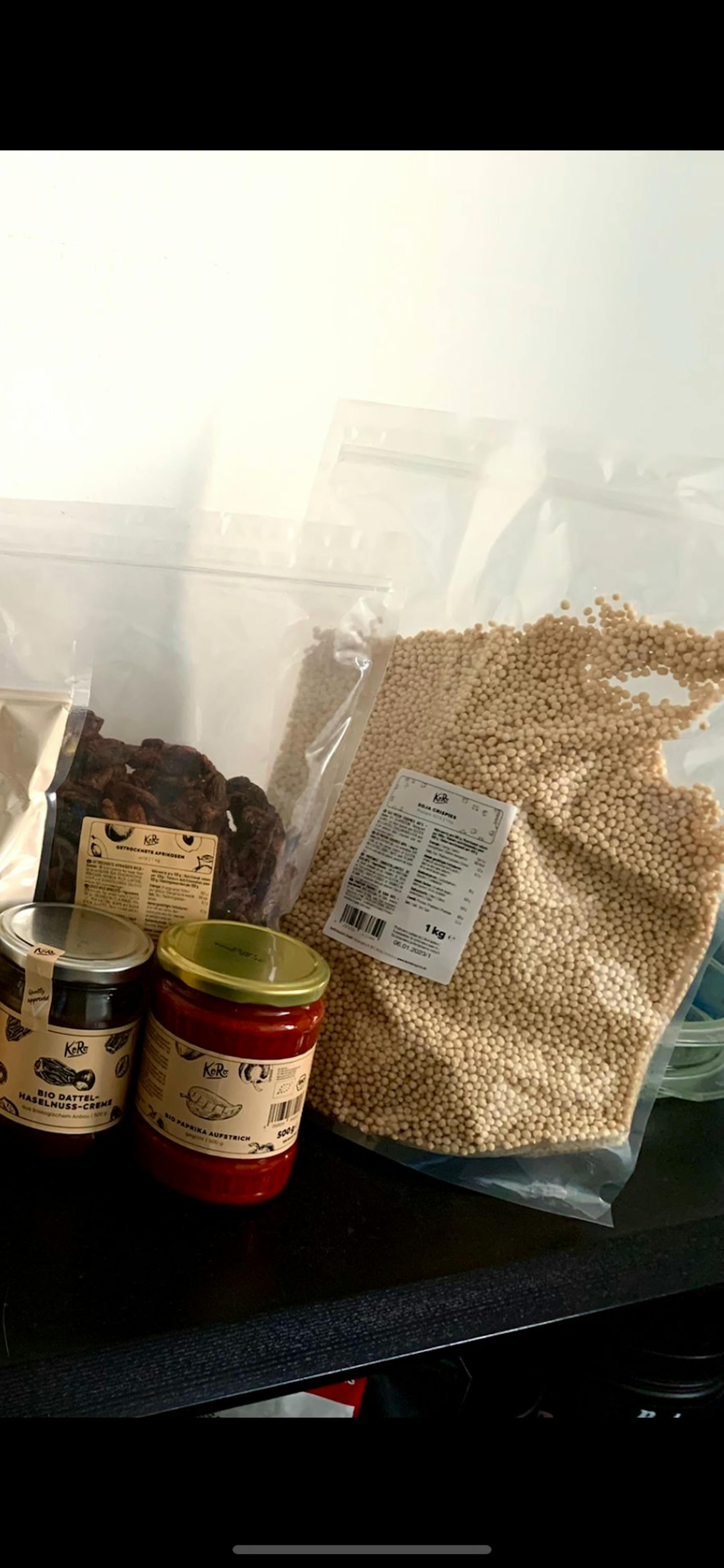 eine Reihe von Lebensmitteln , die auf einem Tisch stehen