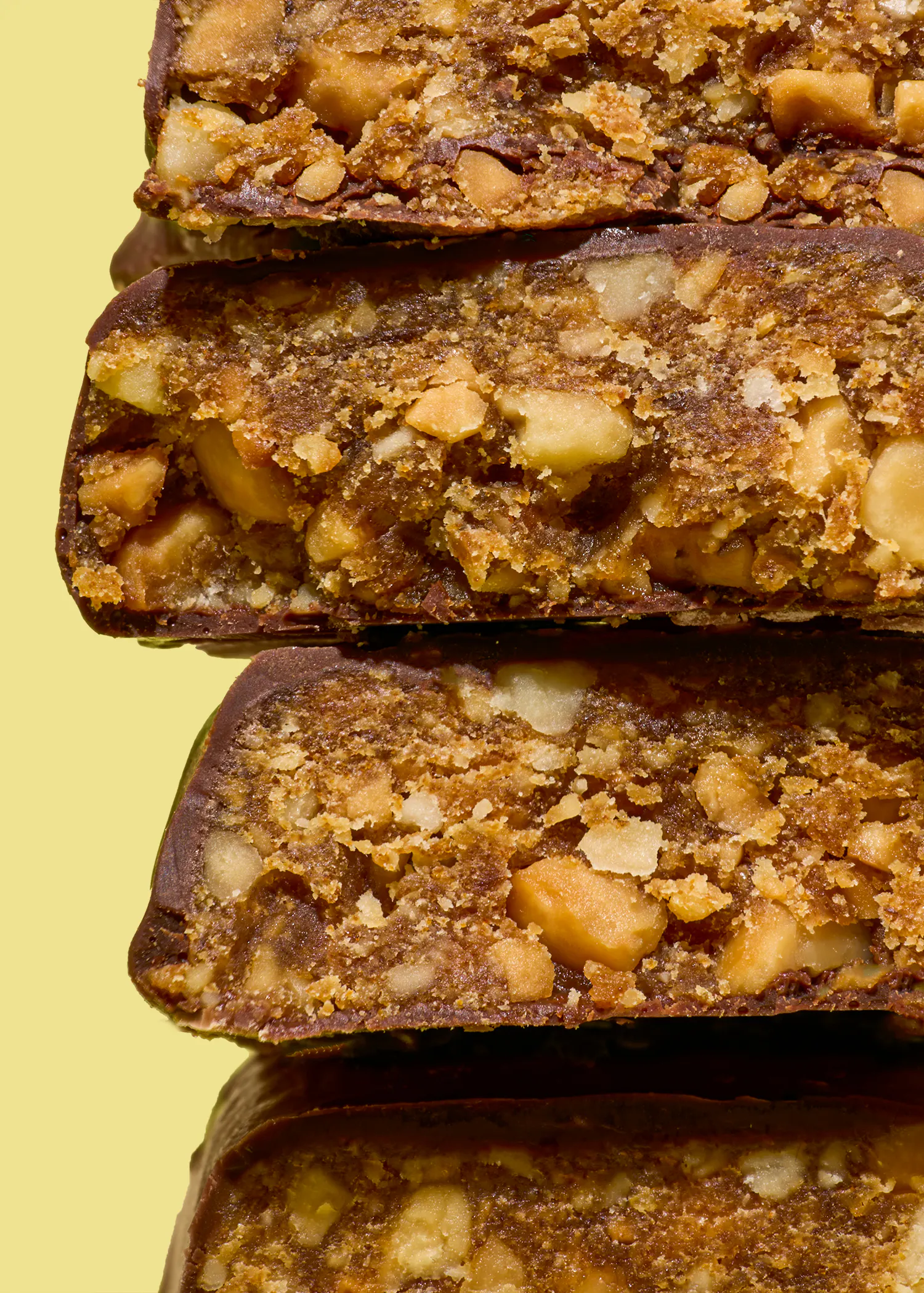 trois barres de chocolat empilées les unes sur les autres sur fond jaune