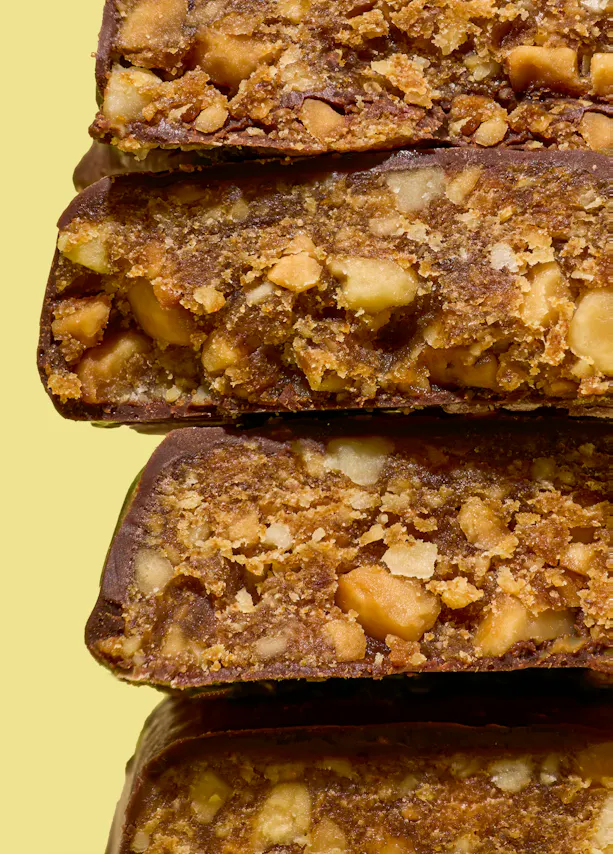 trois barres de chocolat empilées les unes sur les autres sur fond jaune