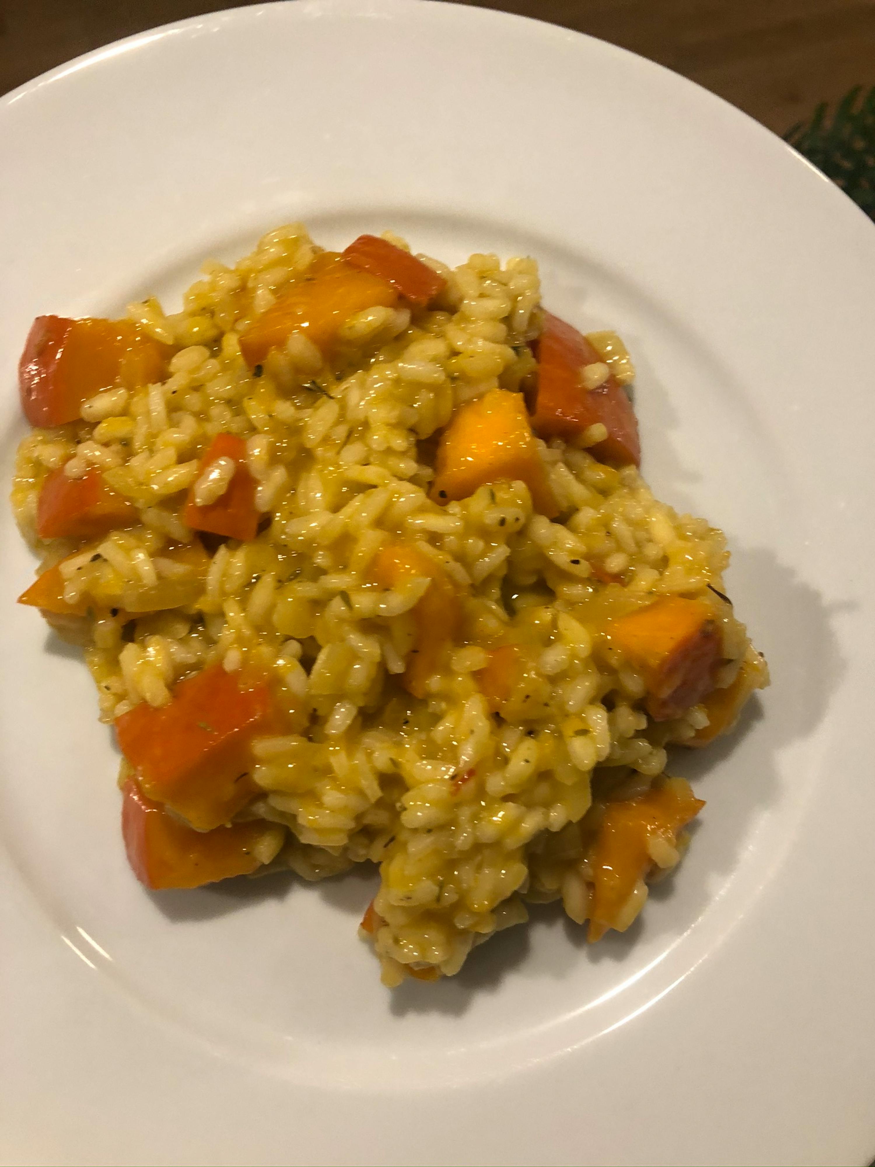 un piatto bianco con riso e carote su di esso