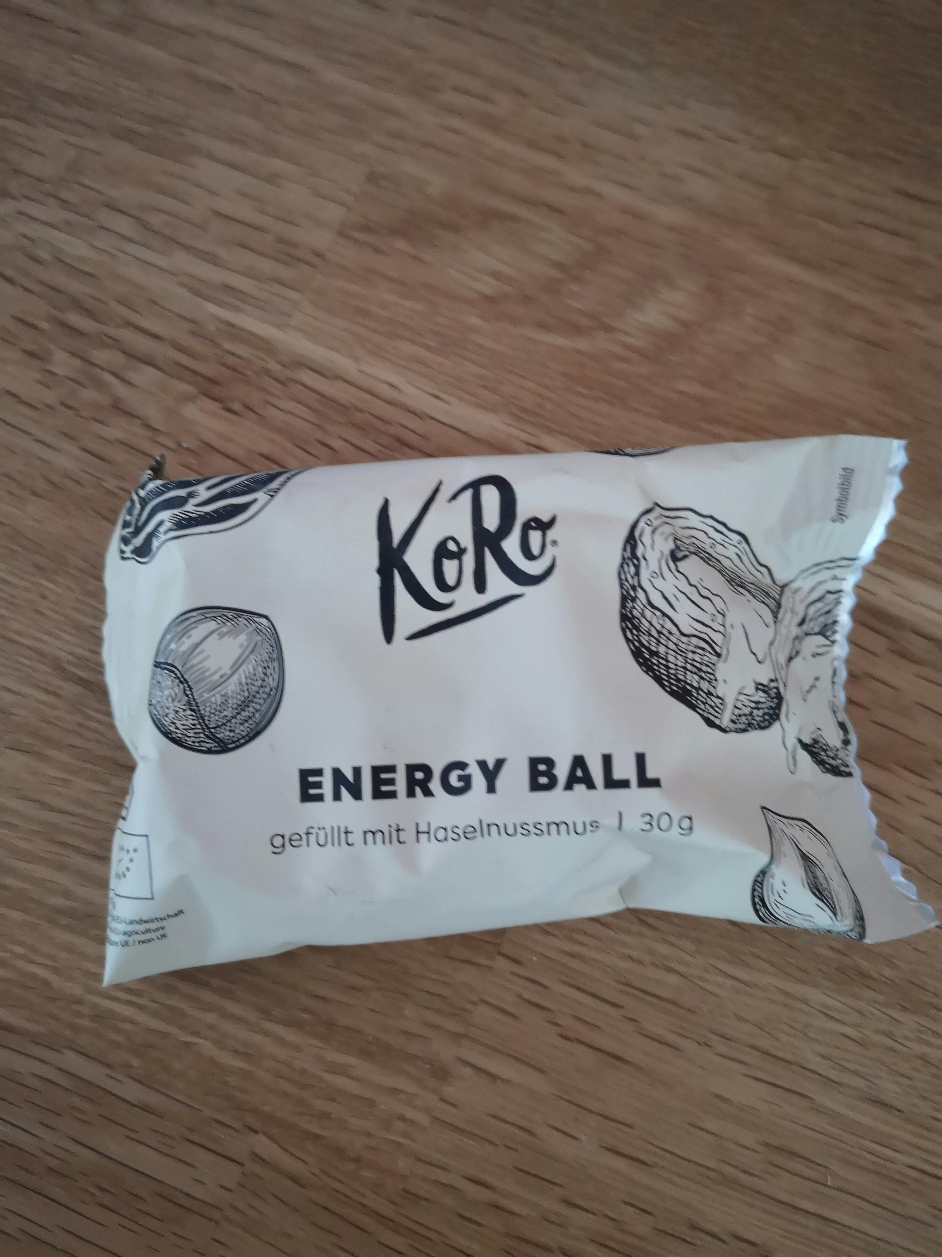 una palla energetica di koro è seduta su un tavolo di legno