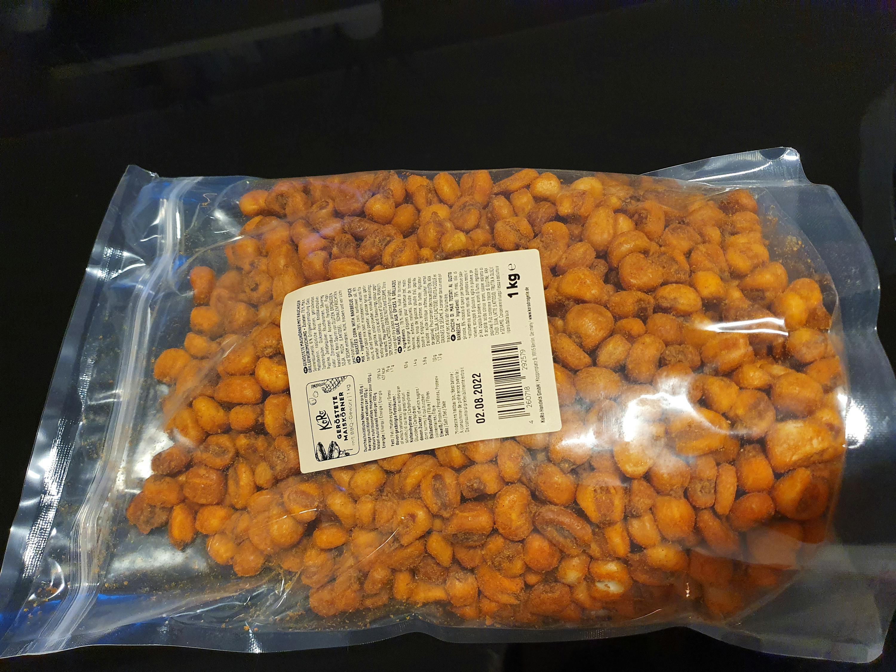 un sac en plastique rempli de maïs rôti