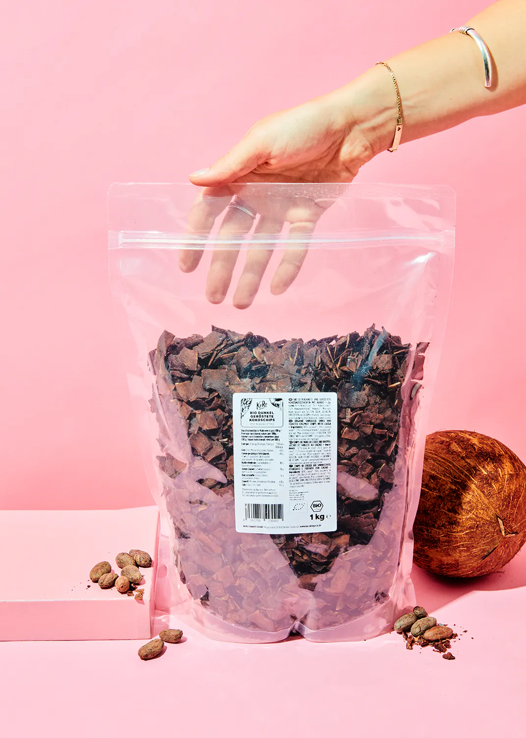 eine Frau hält einen Plastikbeutel mit Schokoladenstücken in der Hand