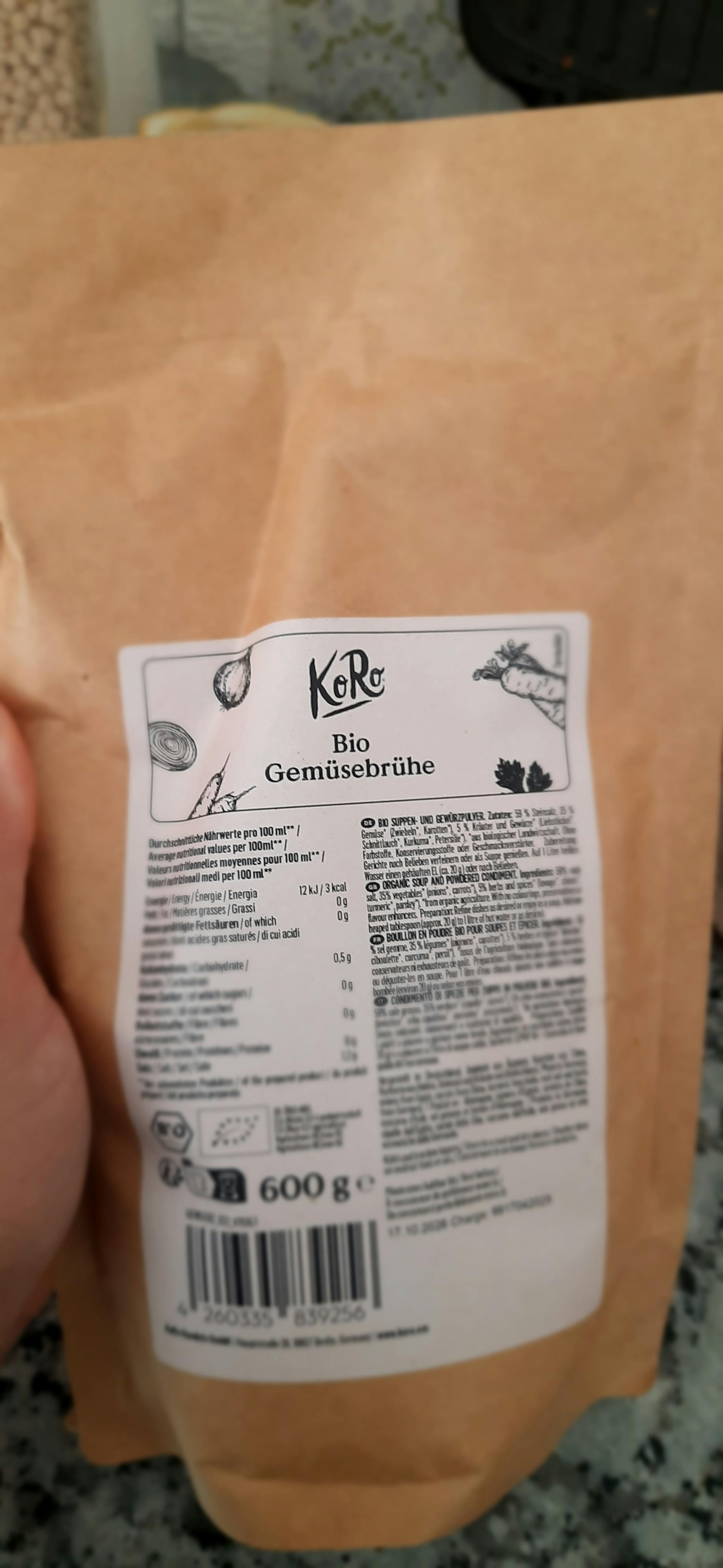 una persona tiene in mano un sacchetto di cibo con l' etichetta che dice " gemüsebrühe "