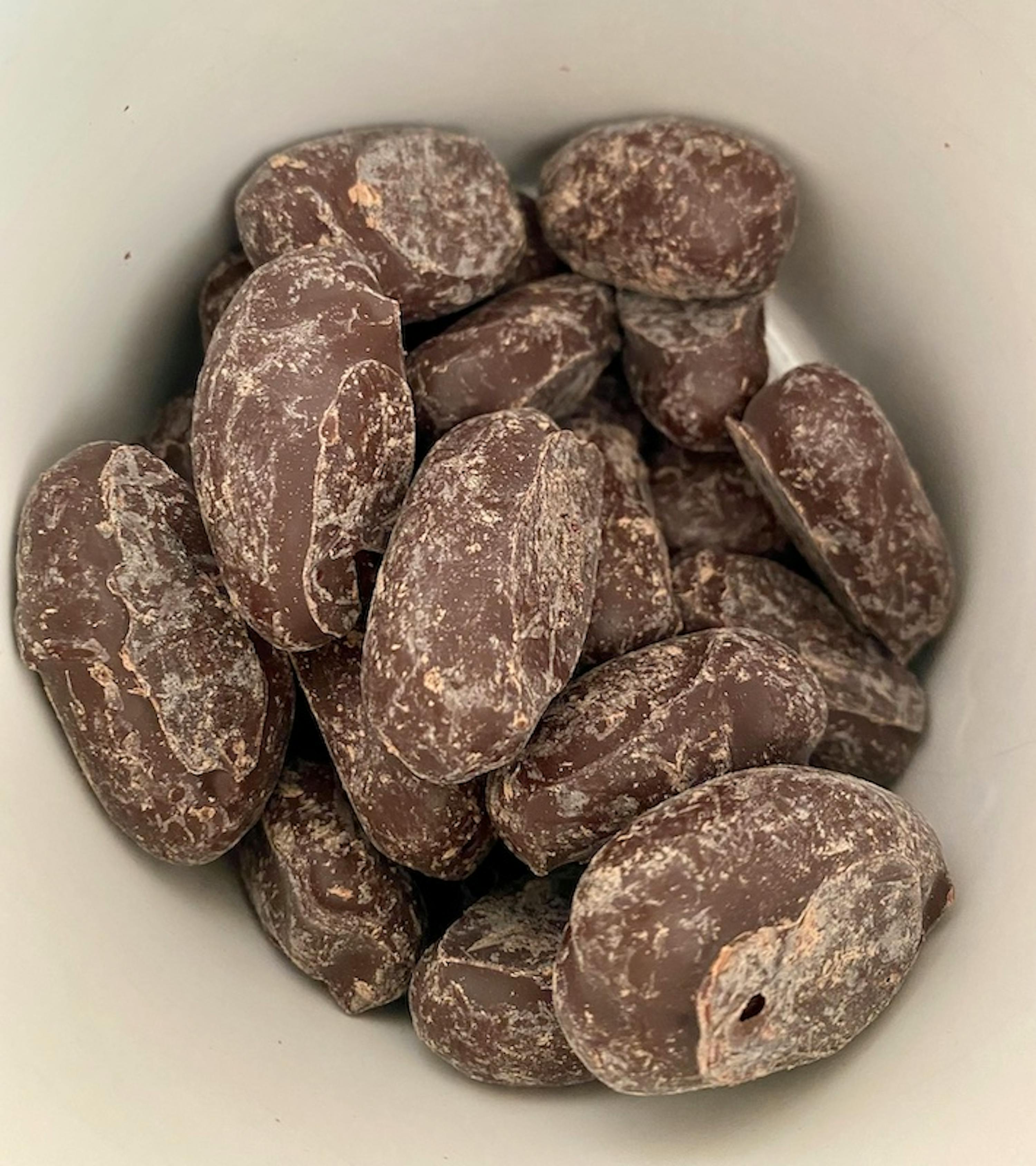 un primo piano di una ciotola di cioccolato