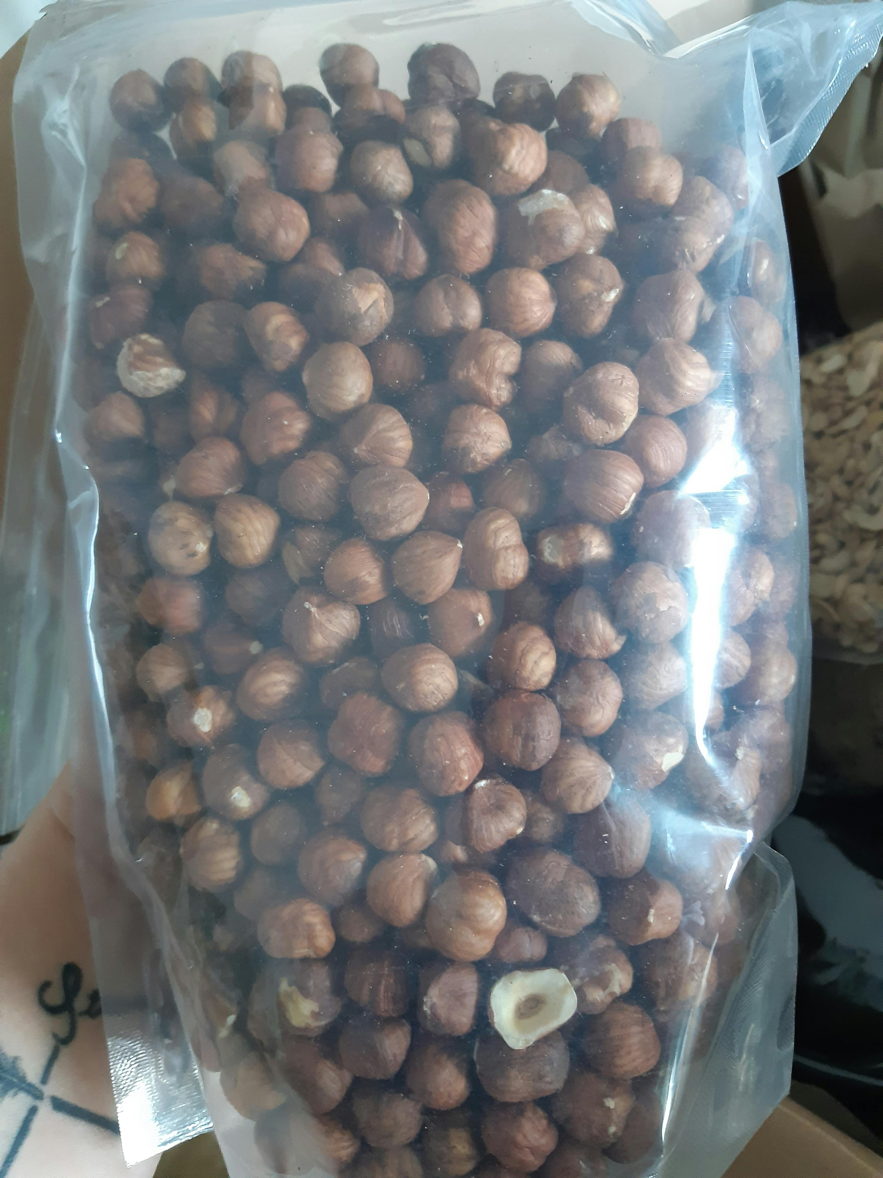 un sacchetto di nocciole seduto su un tavolo