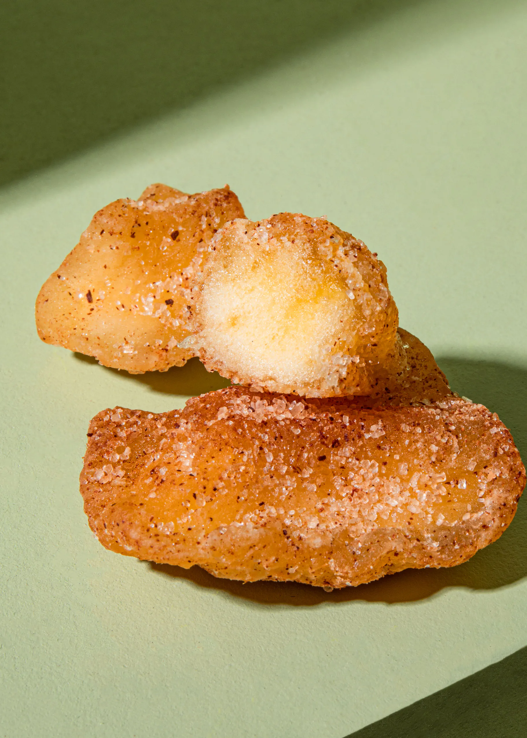 un gros plan d' un morceau de nourriture sur une table