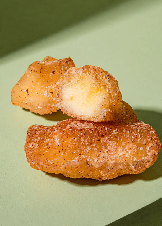 un gros plan d' un morceau de nourriture sur une table