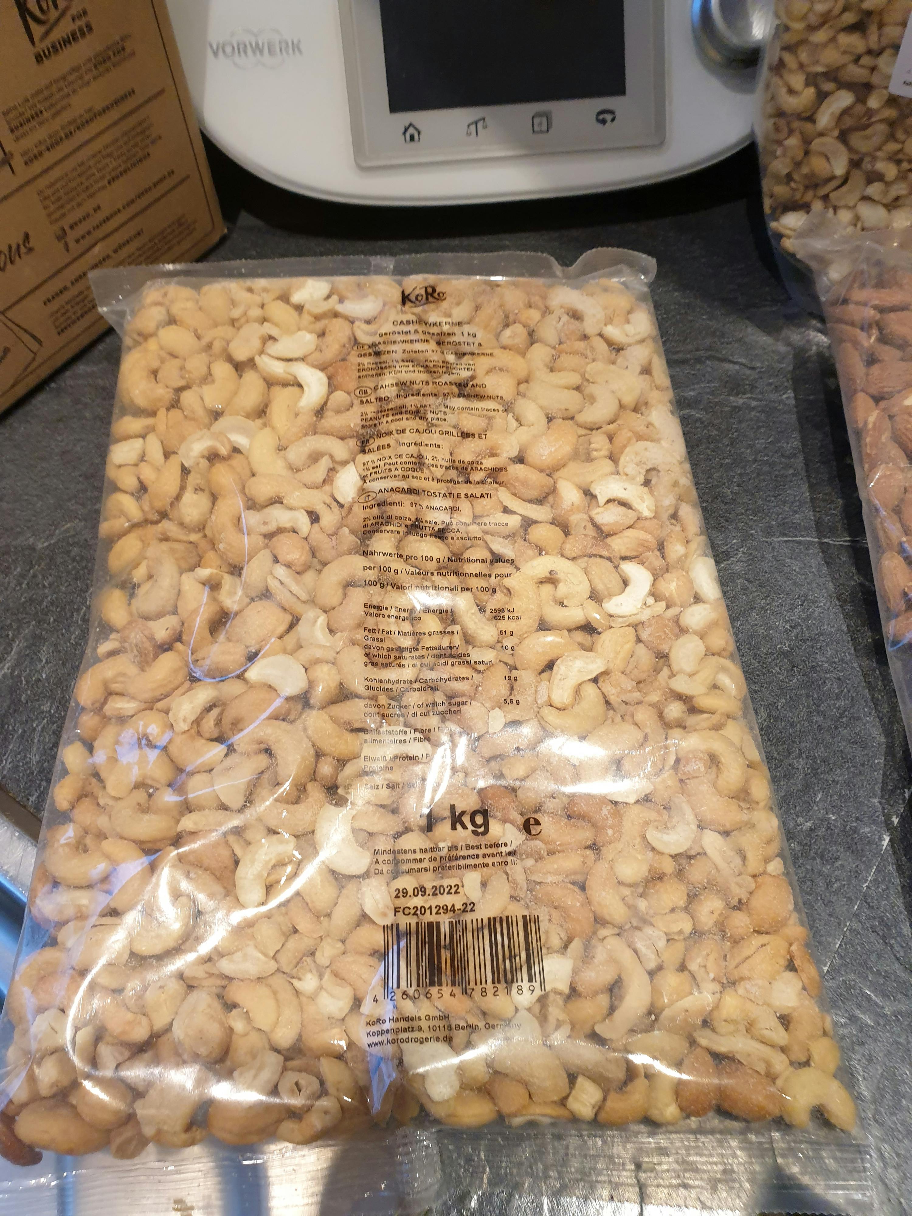 eine Tüte Cashewnüsse liegt auf einem Tisch