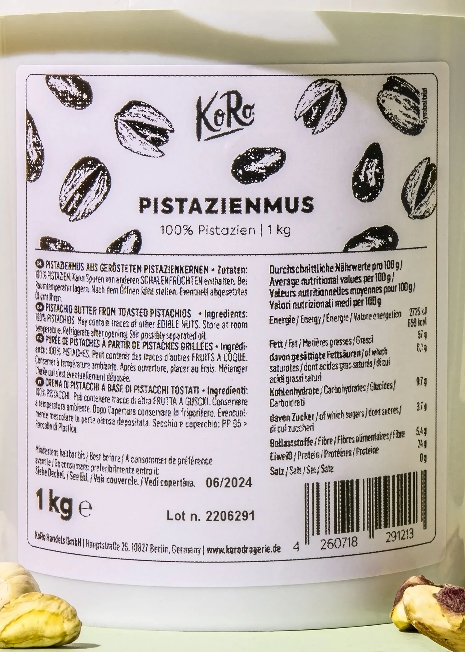 l' étiquette d' un kilogramme de pistazienmus avec des pistaches en arrière-plan