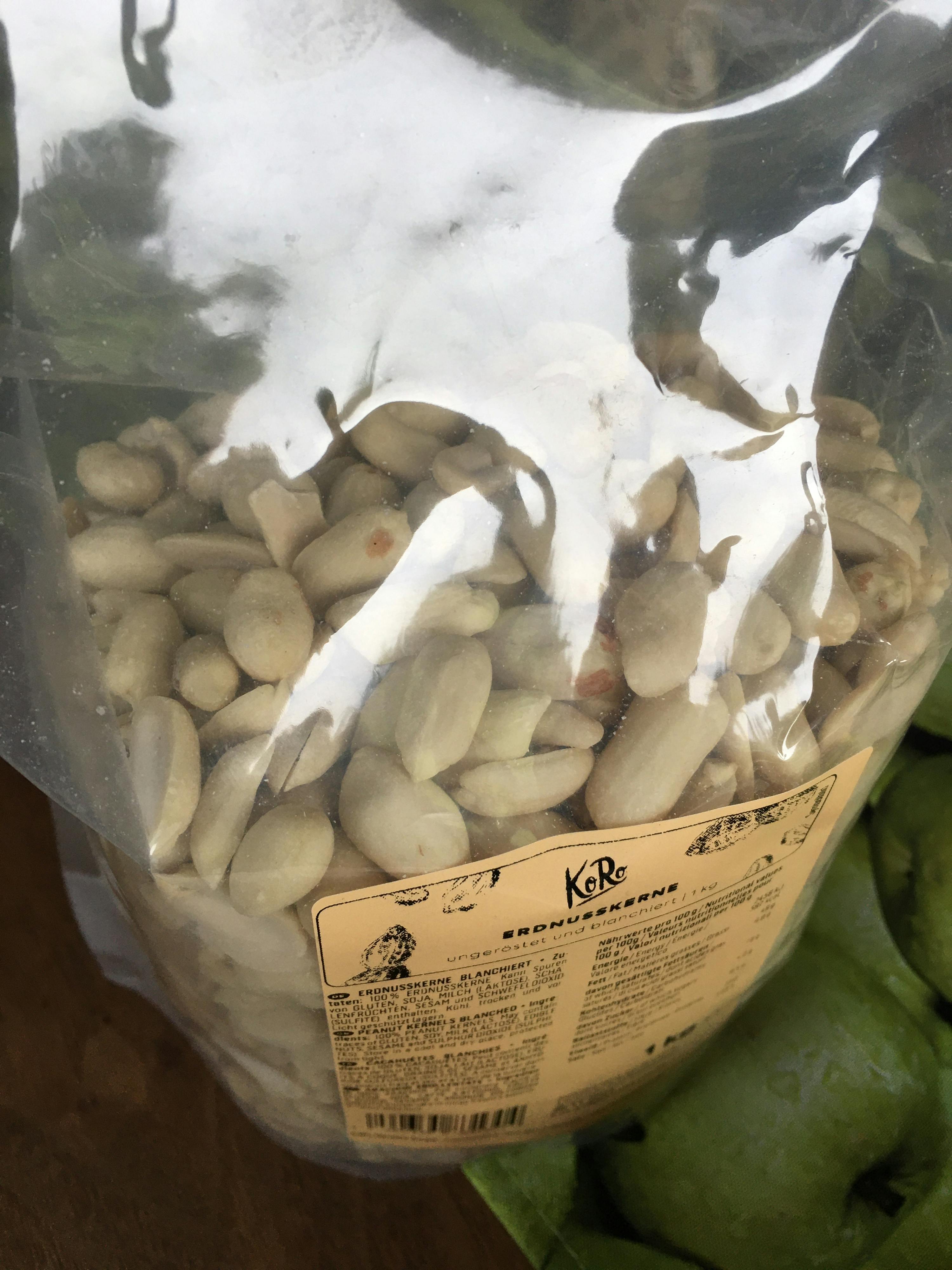 eine Nahaufnahme eines Plastikbeutels mit Erdnüssen und der Aufschrift kr