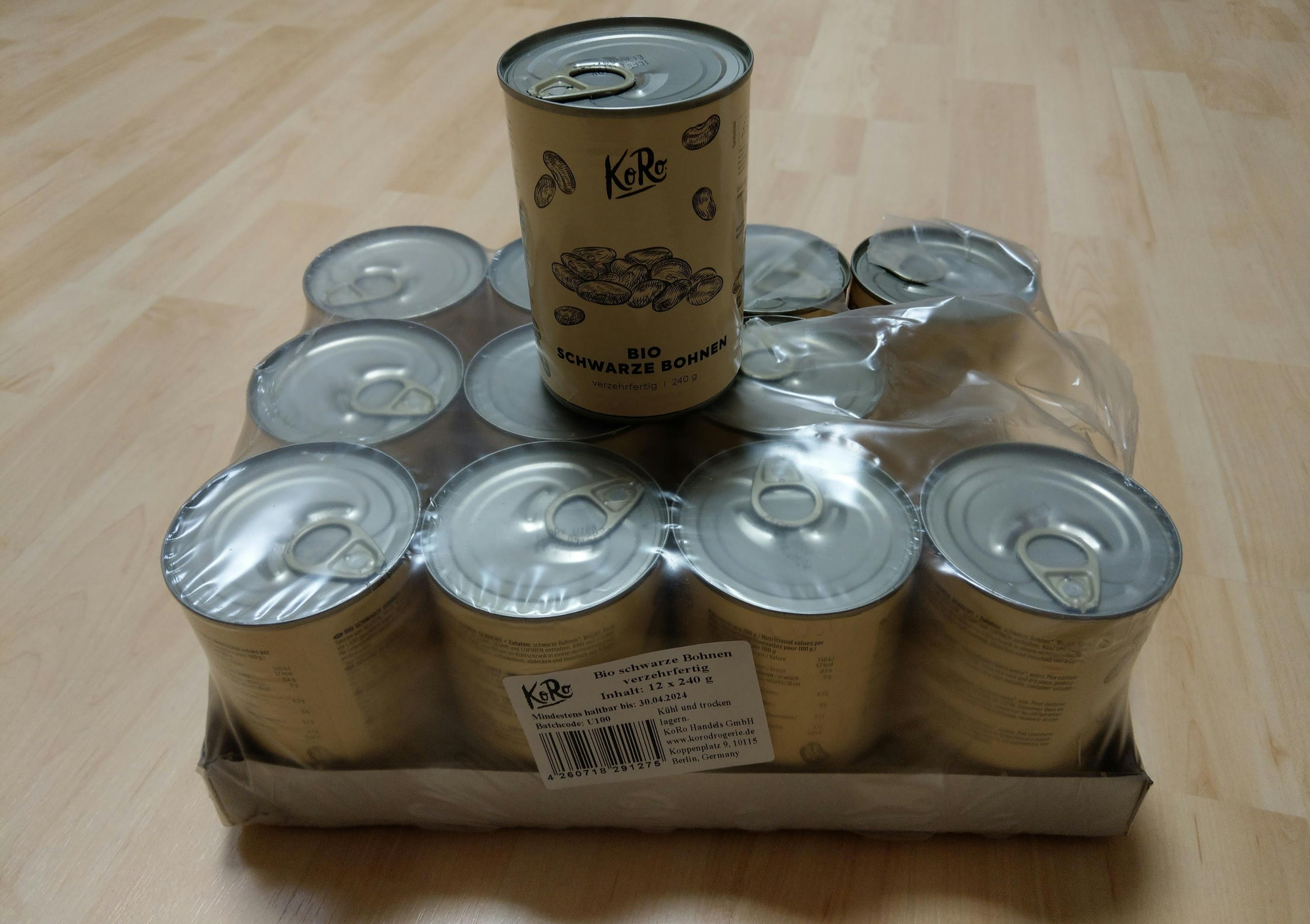 un mucchio di lattine di cibo con sopra una lattina che dice bio schwarze bohnen