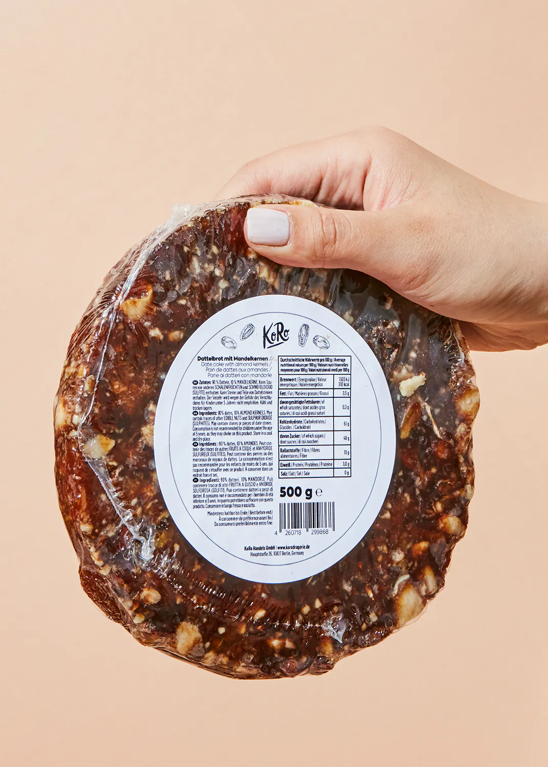 eine Person hält einen Keks in einer Plastiktüte mit einem Etikett auf der Rückseite