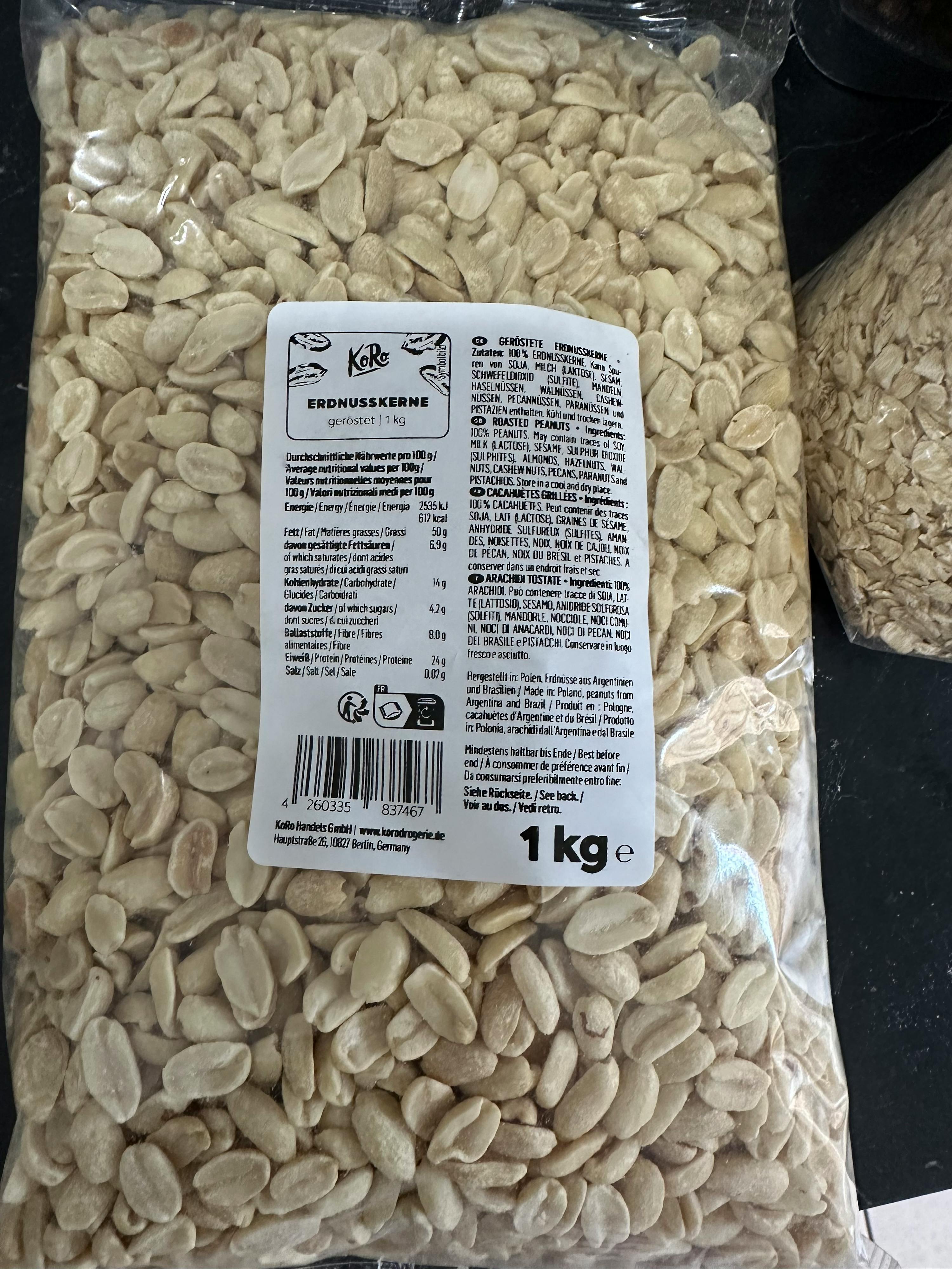 un sac de cacahuètes blanches avec une étiquette de 1 kg