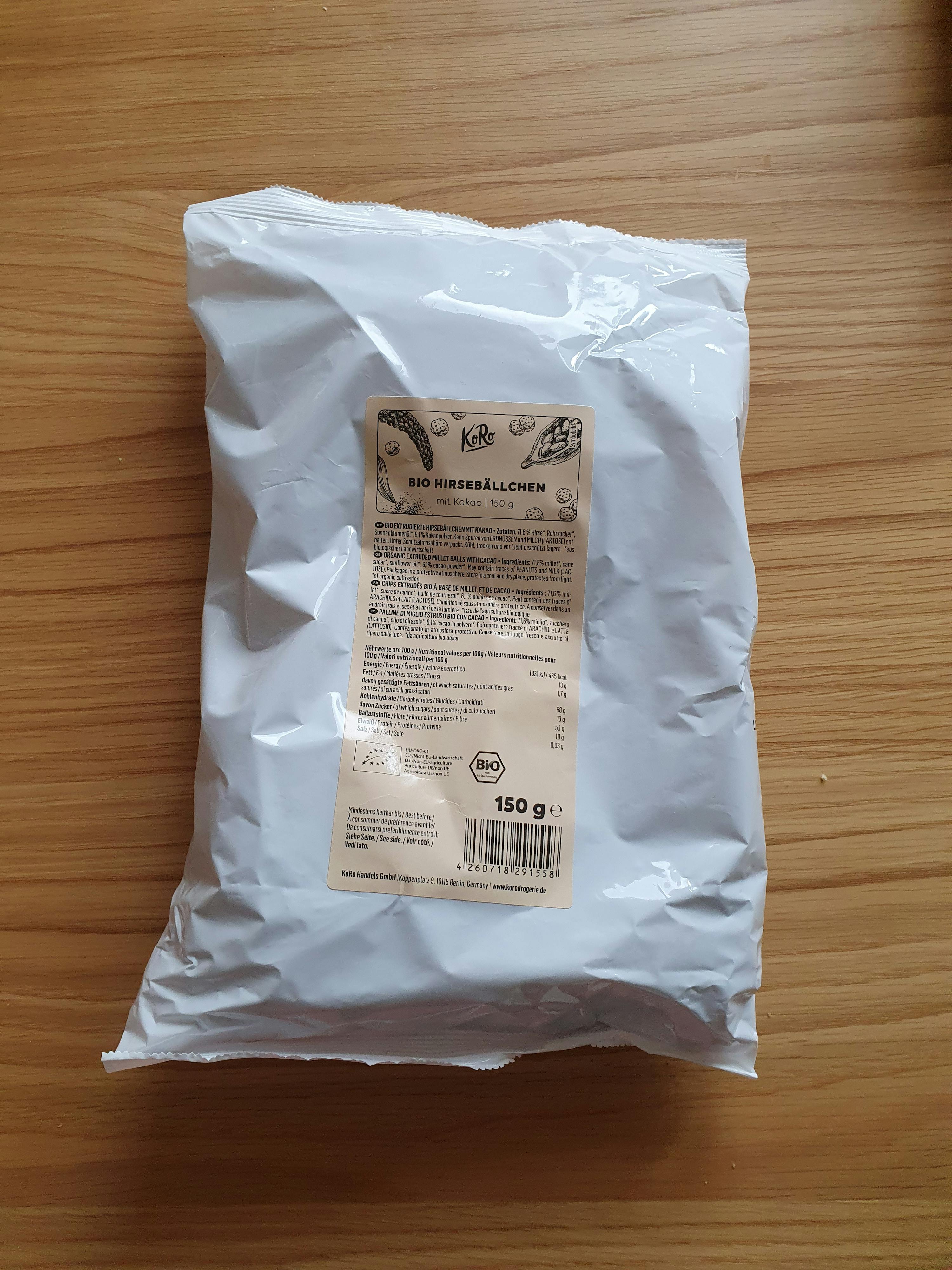 Eine weiße Plastiktüte steht auf einem Holztisch