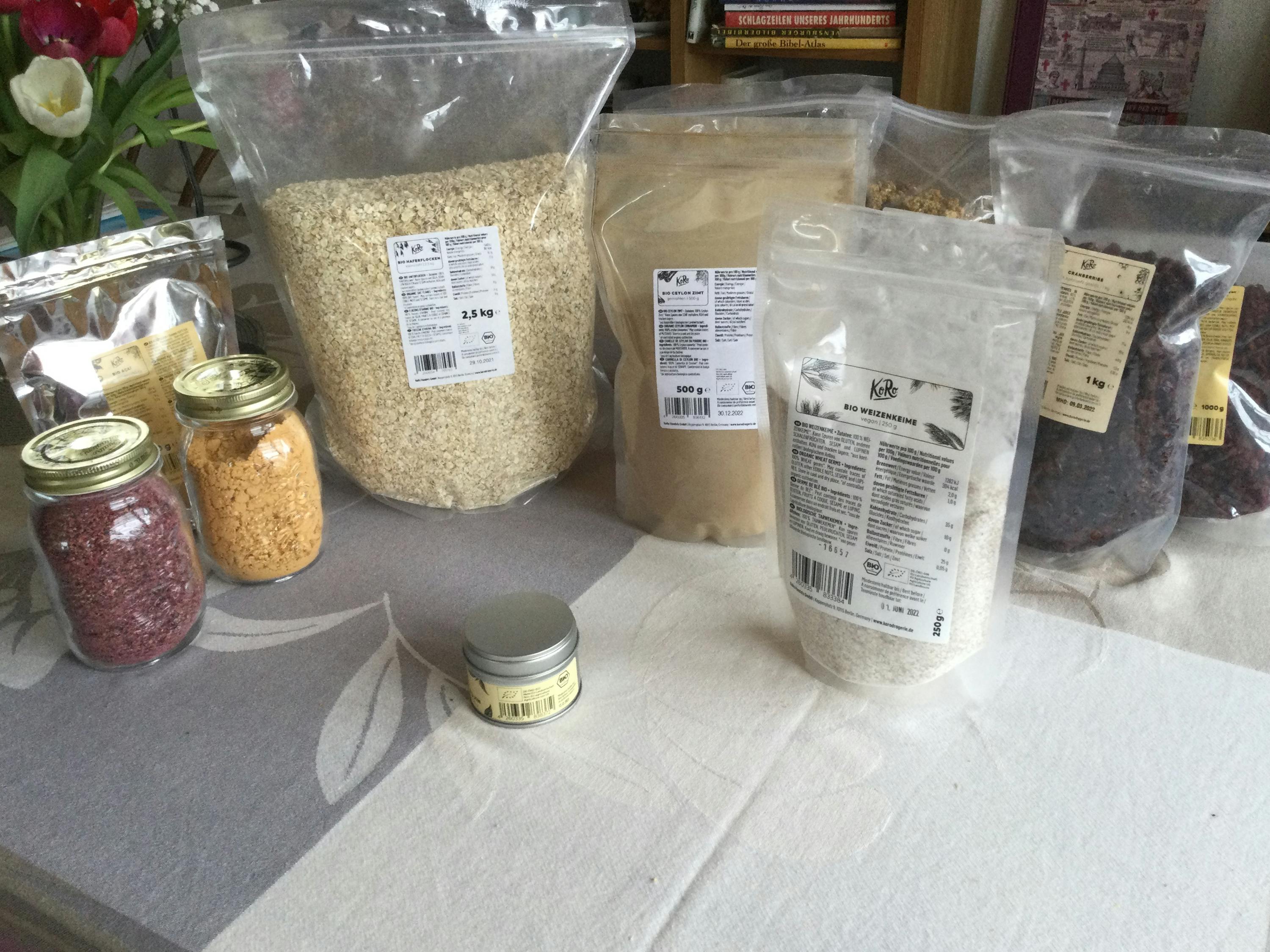 eine Reihe von Plastiktüten mit verschiedenen Lebensmitteln darauf