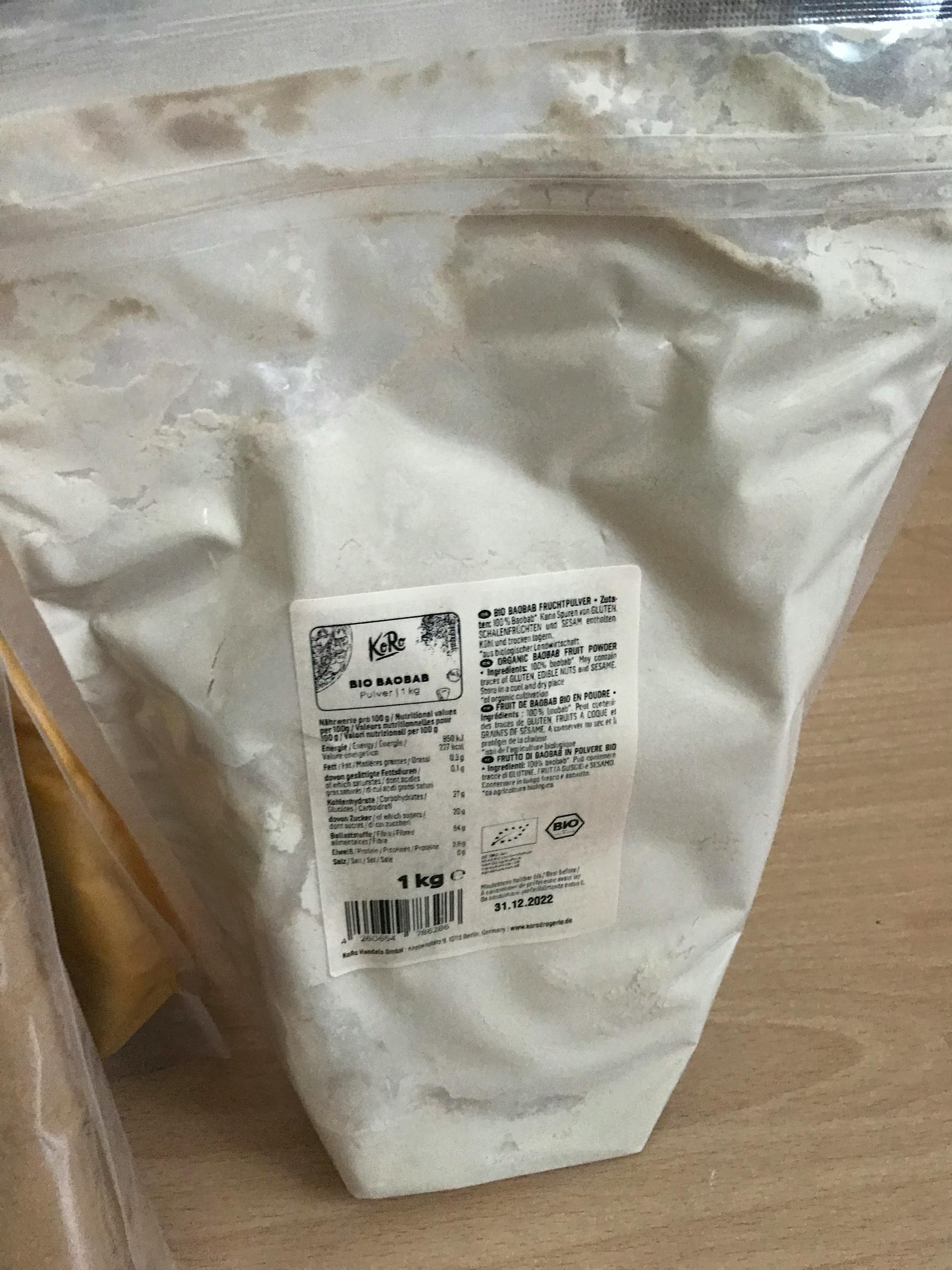 un sac de farine blanche avec une étiquette blanche à l' arrière