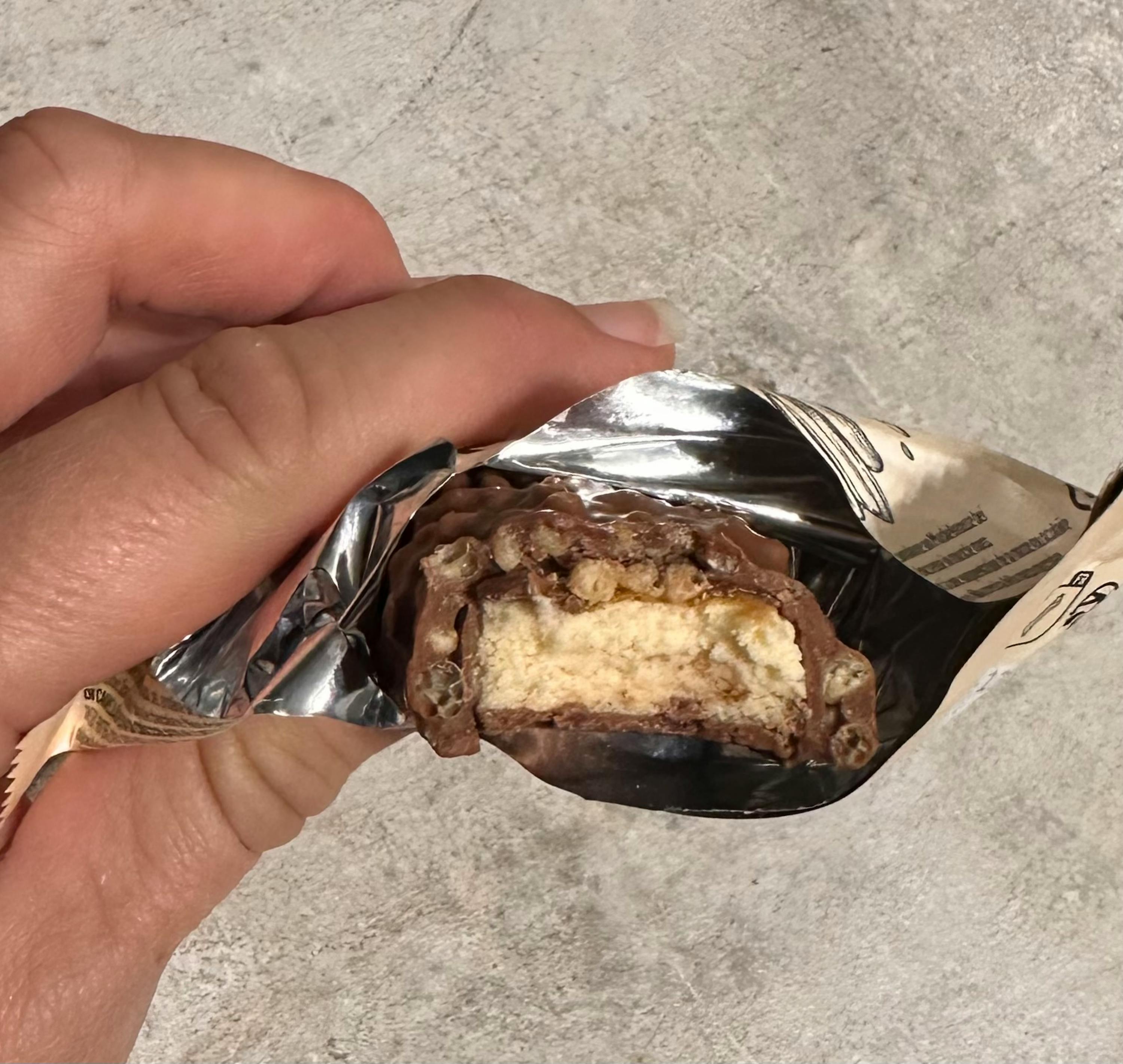 eine Person hält eine Schokoladenstange in der Hand