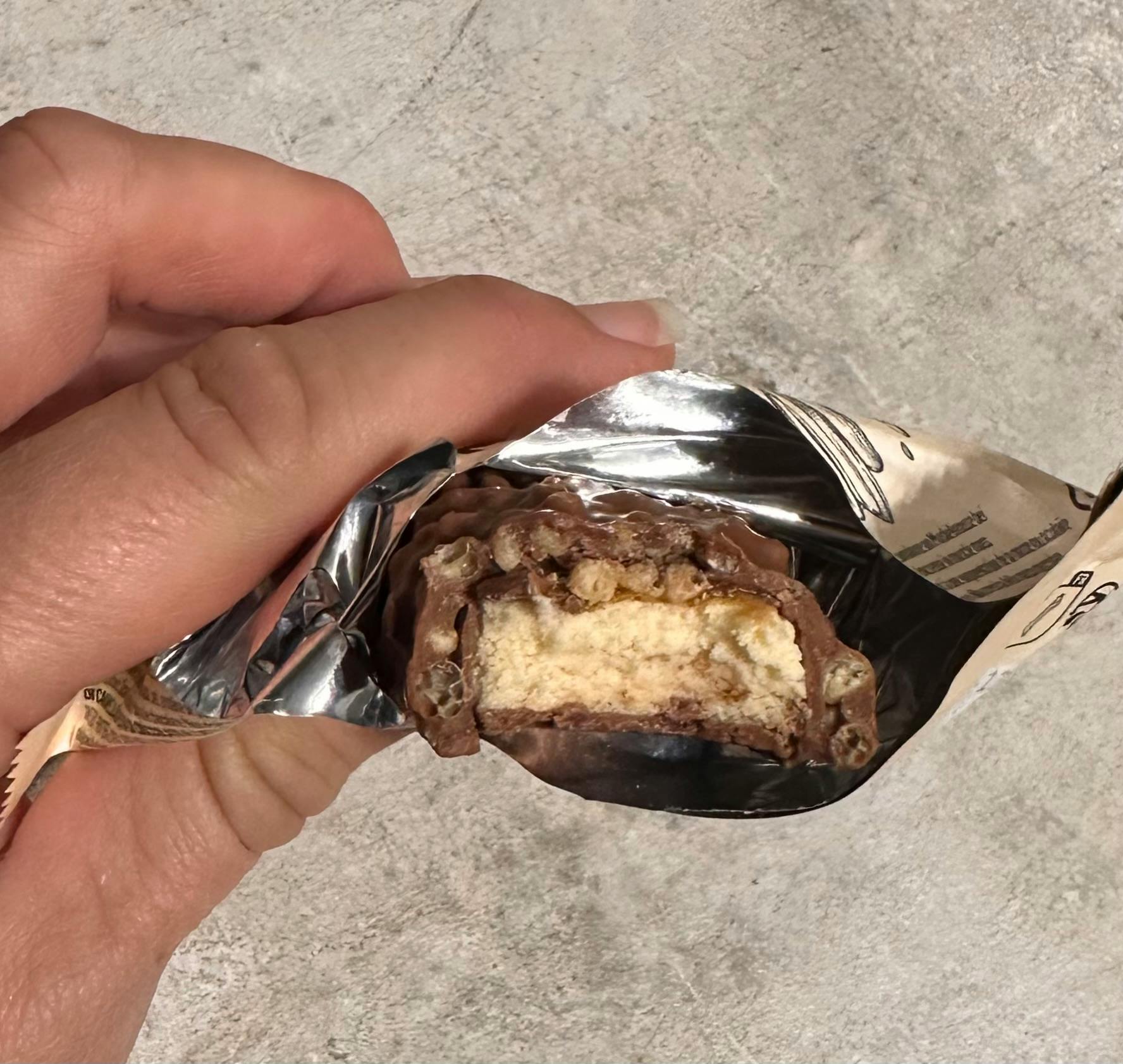 eine Person hält eine Schokoladenstange in der Hand